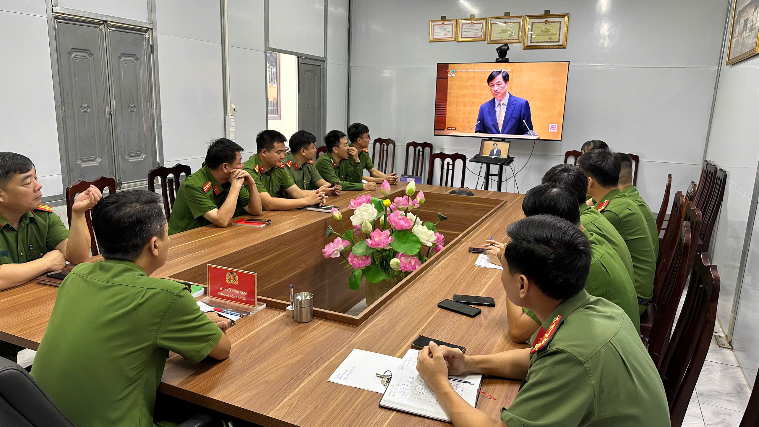 CÔNG AN XÃ TÂN TRÀO HỌC TẬP, QUÁN TRIỆT NGHỊ QUYẾT TRUNG ƯƠNG 4 KHÓA XIV