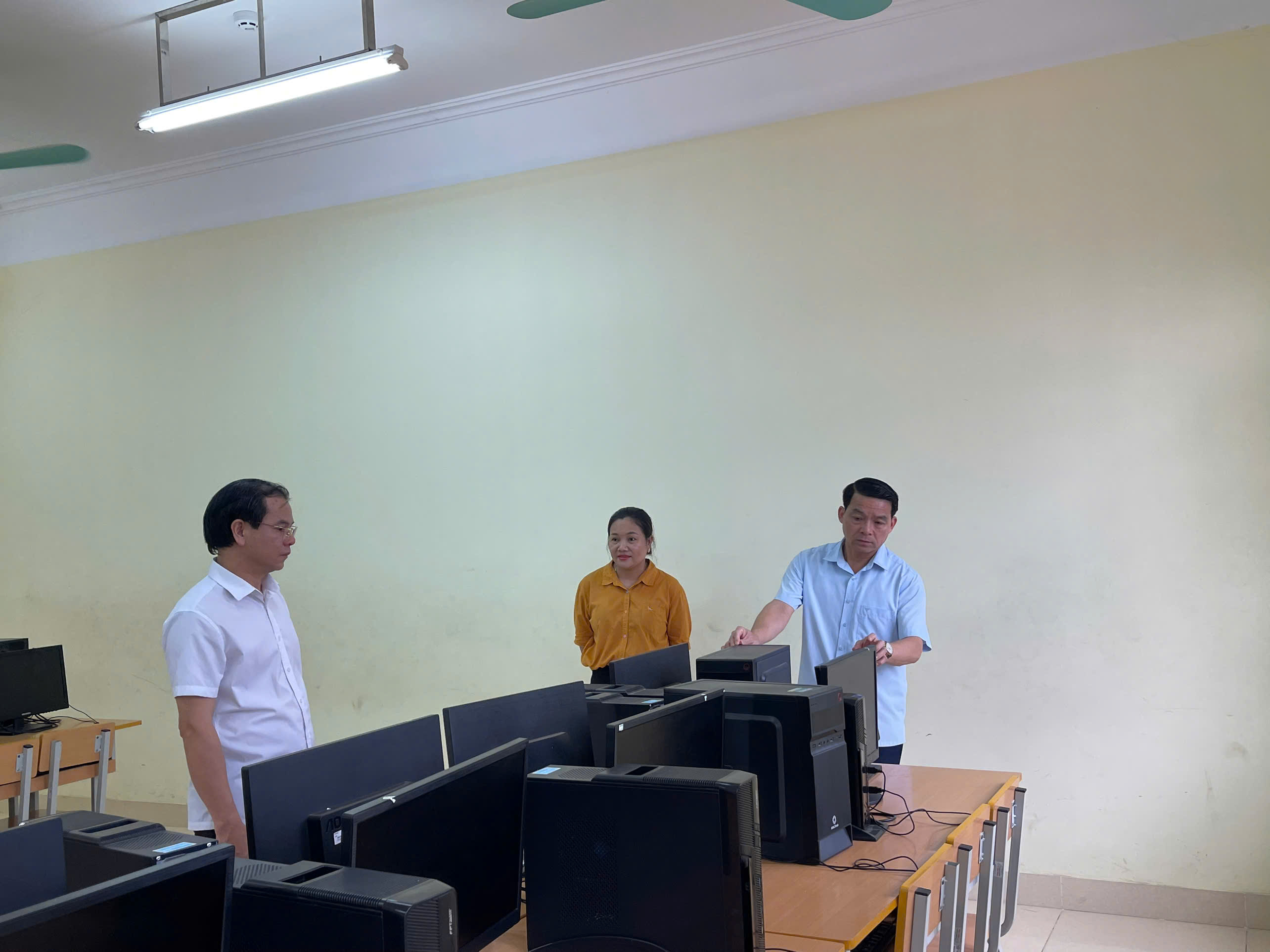 Đồng chí Bí thư Đảng ủy xã kiểm tra công tác chuẩn bị năm học mới tại các trường học
