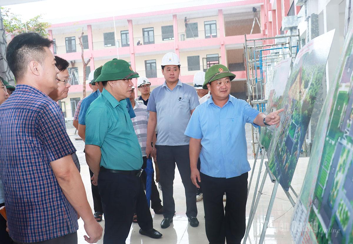 Bí thư Tỉnh ủy Hầu A Lềnh kiểm tra tiến độ xây dựng trường liên cấp tại xã Thanh Thủy