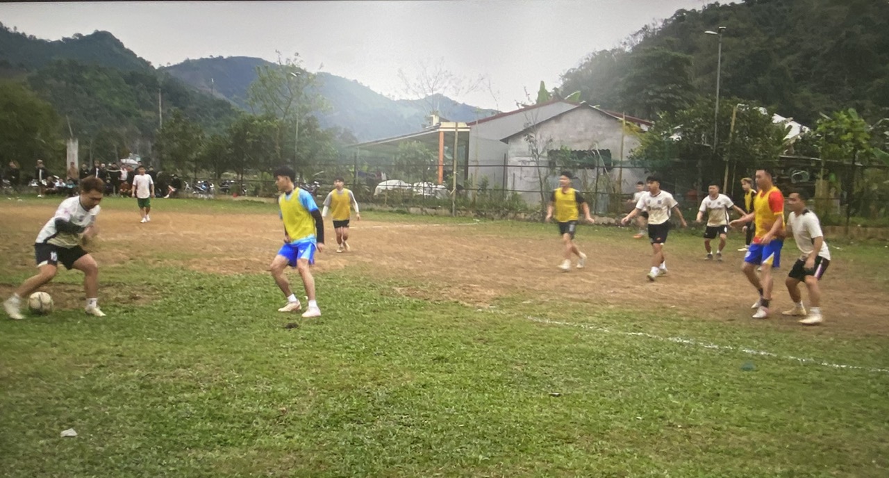 Lãnh đạo xã Ngọc Đường tỉnh Tuyên Quang dự, cổ vũ giải bóng đá mừng Đảng, mừng xuân