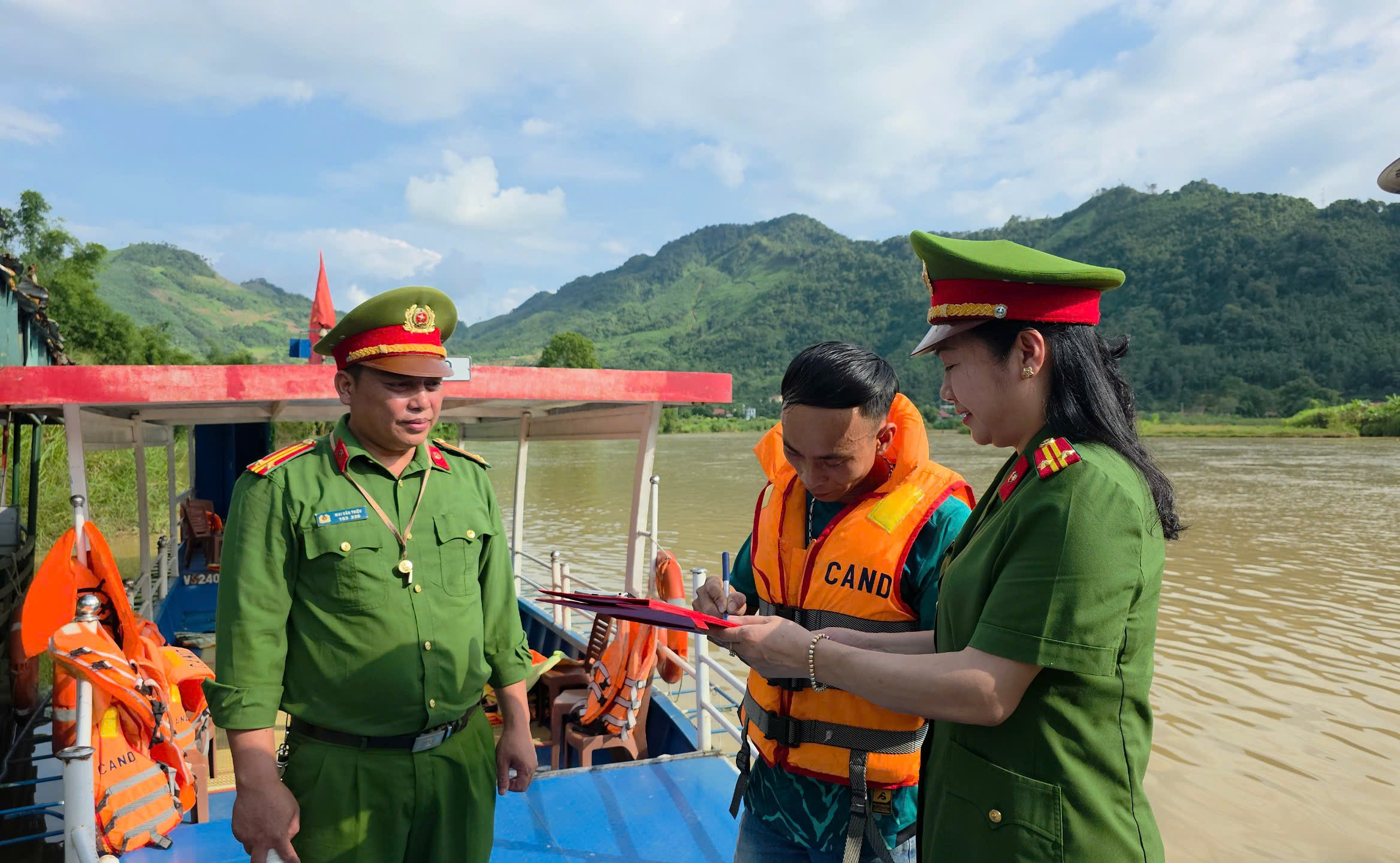 ​CÔNG AN XÃ THUẬN HÒA TÍCH CỰC TRIỂN KHAI CÁC GIẢI PHÁP BẢO ĐẢM TRẬT TỰ, AN TOÀN GIAO THÔNG ĐƯỜNG THỦY NỘI ĐỊA