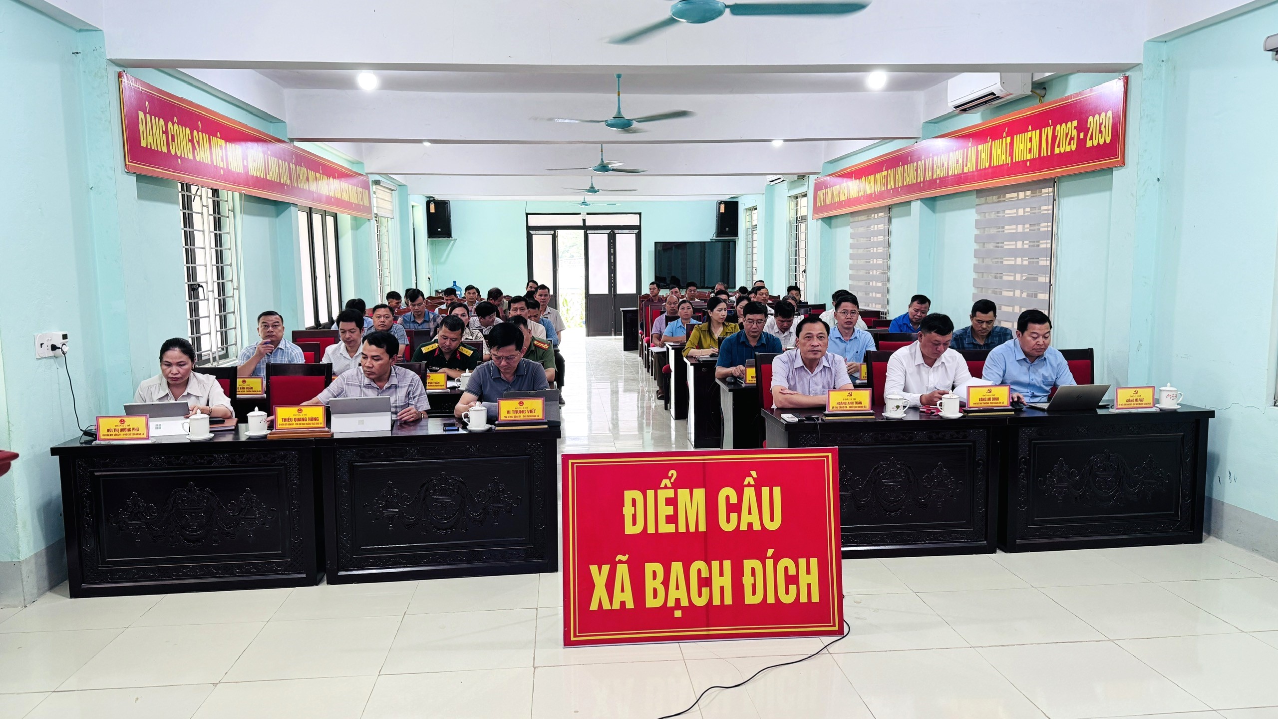 XÃ BẠCH ĐÍCH THAM DỰ HỘI NGHỊ HỌC TẬP, QUÁN TRIỆT, TRIỂN KHAI THỰC HIỆN CÁC VĂN BẢN CỦA BAN CHẤP HÀNH TRUNG ƯƠNG, BỘ CHÍNH TRỊ, BAN BÍ THƯ VÀ CỦA TỈNH ỦY