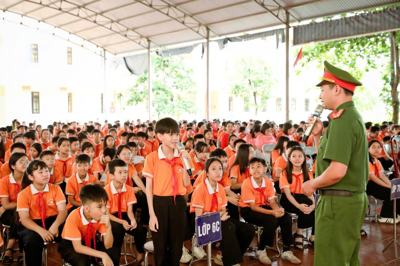 CÔNG AN PHƯỜNG NÔNG TIẾN TĂNG CƯỜNG TUYÊN TRUYỀN PHÒNG CHỐNG ĐUỐI NƯỚC CHO HỌC SINH