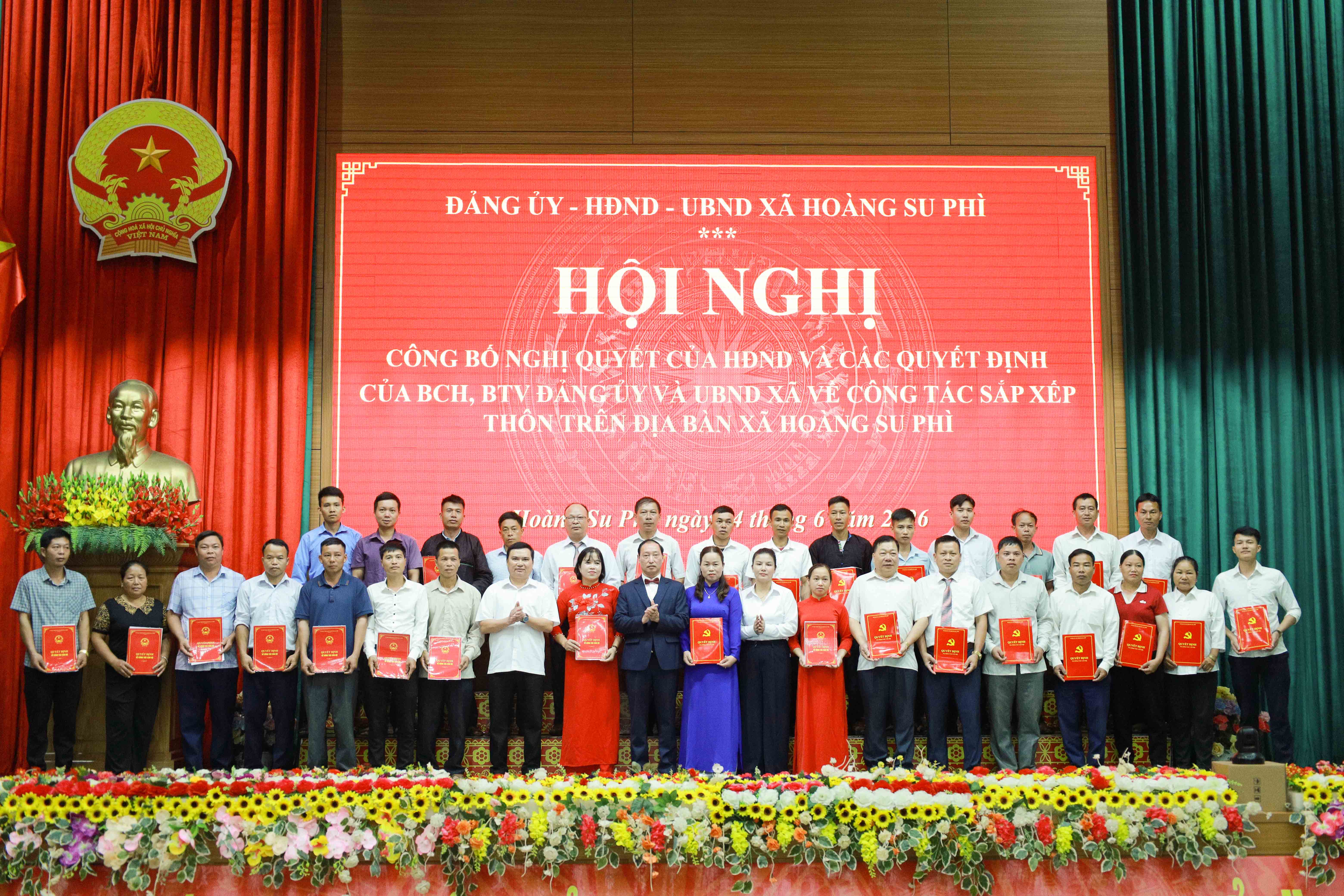 Xã Hoàng Su Phì Công bố Nghị quyết, Quyết định sáp nhập, giảm gần 59% số thôn