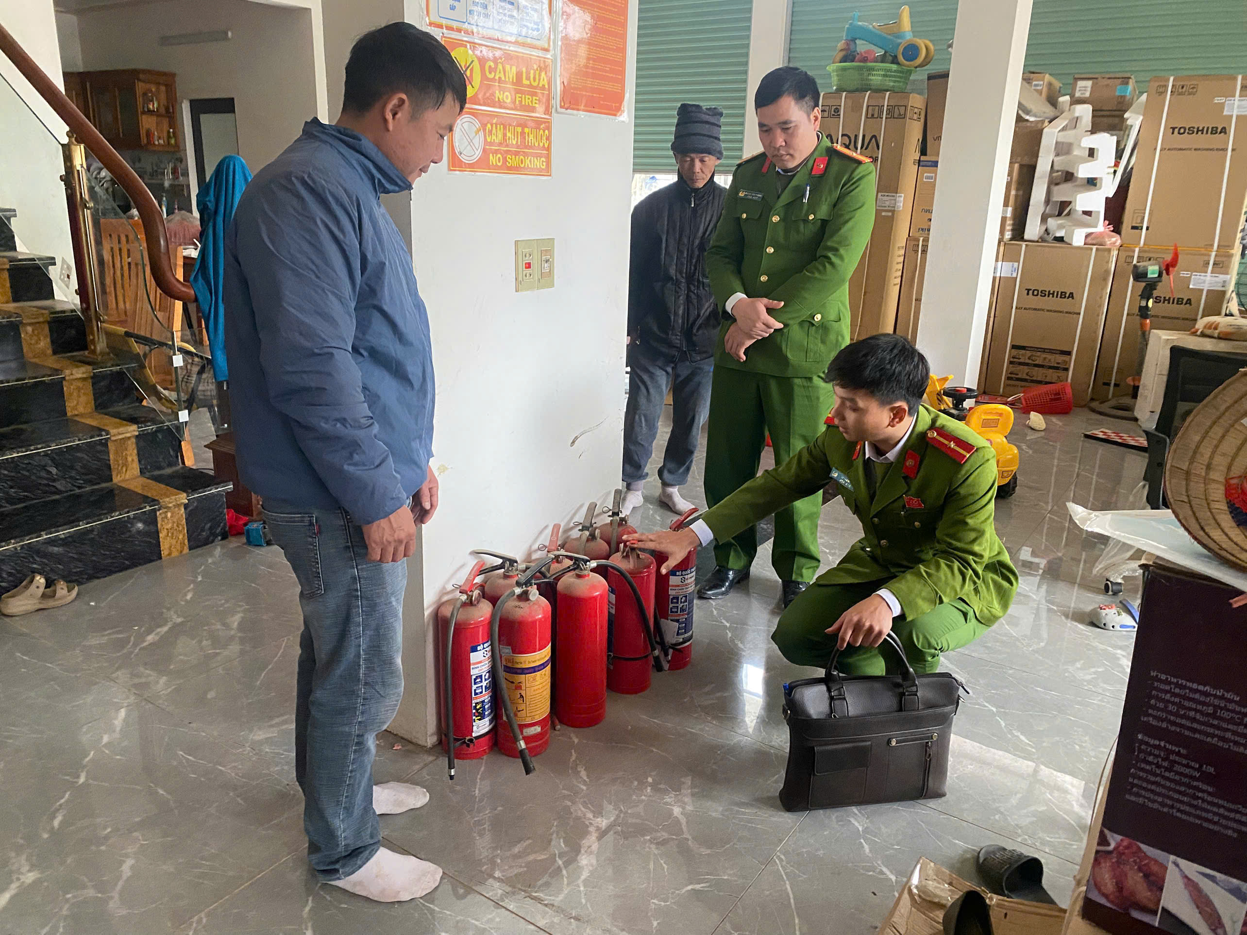 CÔNG AN XÃ TRƯỜNG SINH ĐẨY MẠNH CÔNG TÁC TUYÊN TRUYỀN, KIỂM TRA AN TOÀN PHÒNG CHÁY, CHỮA CHÁY TRÊN ĐỊA BÀN