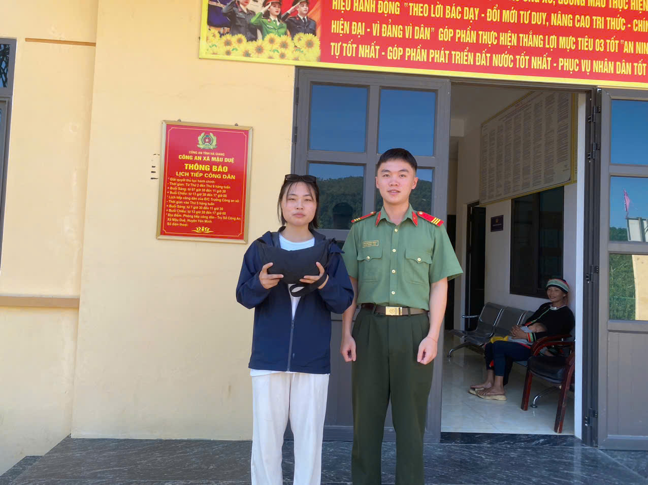 CÔNG AN XÃ MẬU DUỆ KỊP THỜI TRAO TRẢ TÀI SẢN BỊ THẤT LẠC CHO DU KHÁCH NƯỚC NGOÀI