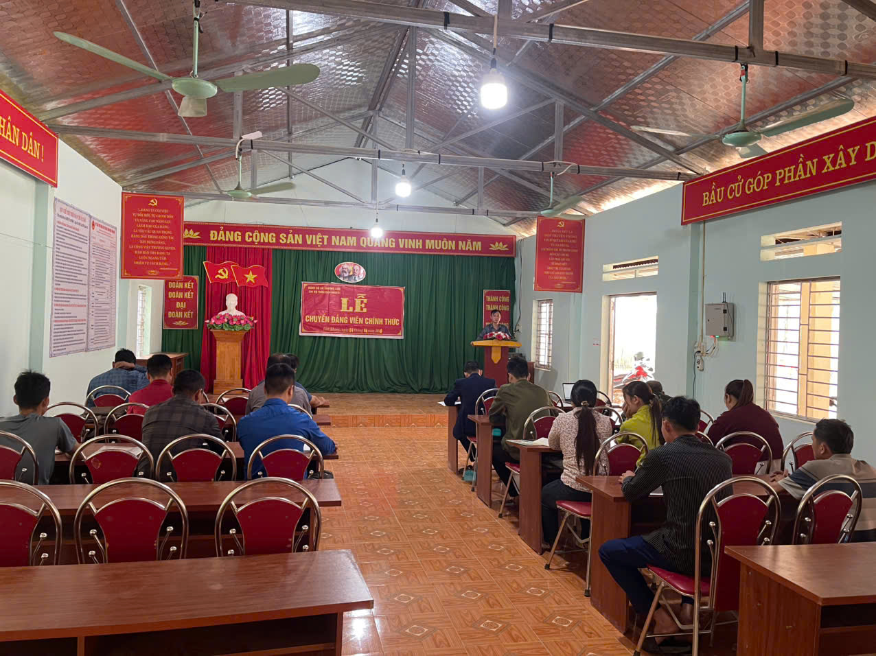 Kết nạp đảng vi&ecirc;n bản Khoec (2).jpg