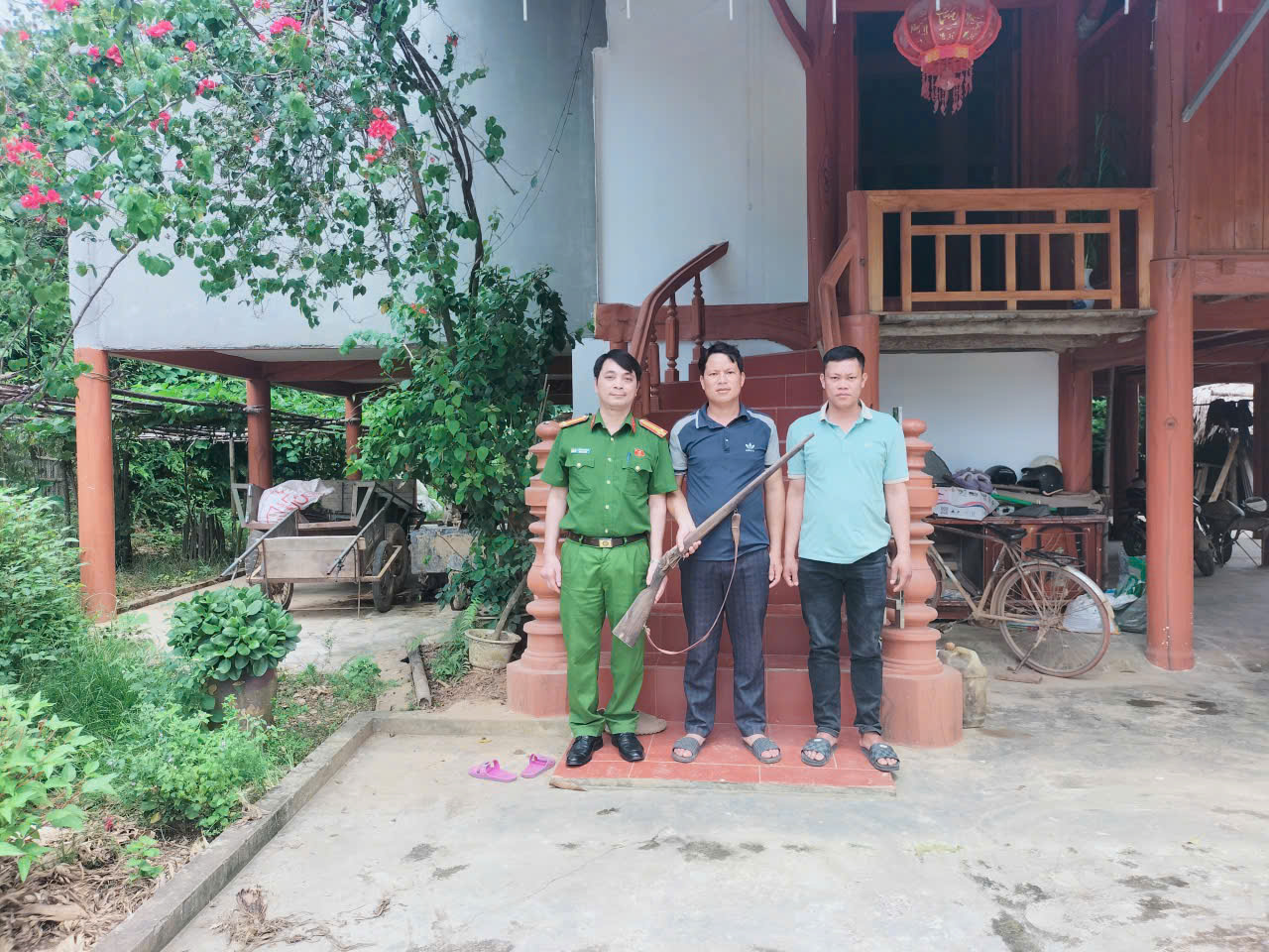 CÔNG AN XÃ THÁI HÒA TÍCH CỰC VẬN ĐỘNG THU HỒI VŨ KHÍ, VẬT LIỆU NỔ, CÔNG CỤ HỖ TRỢ