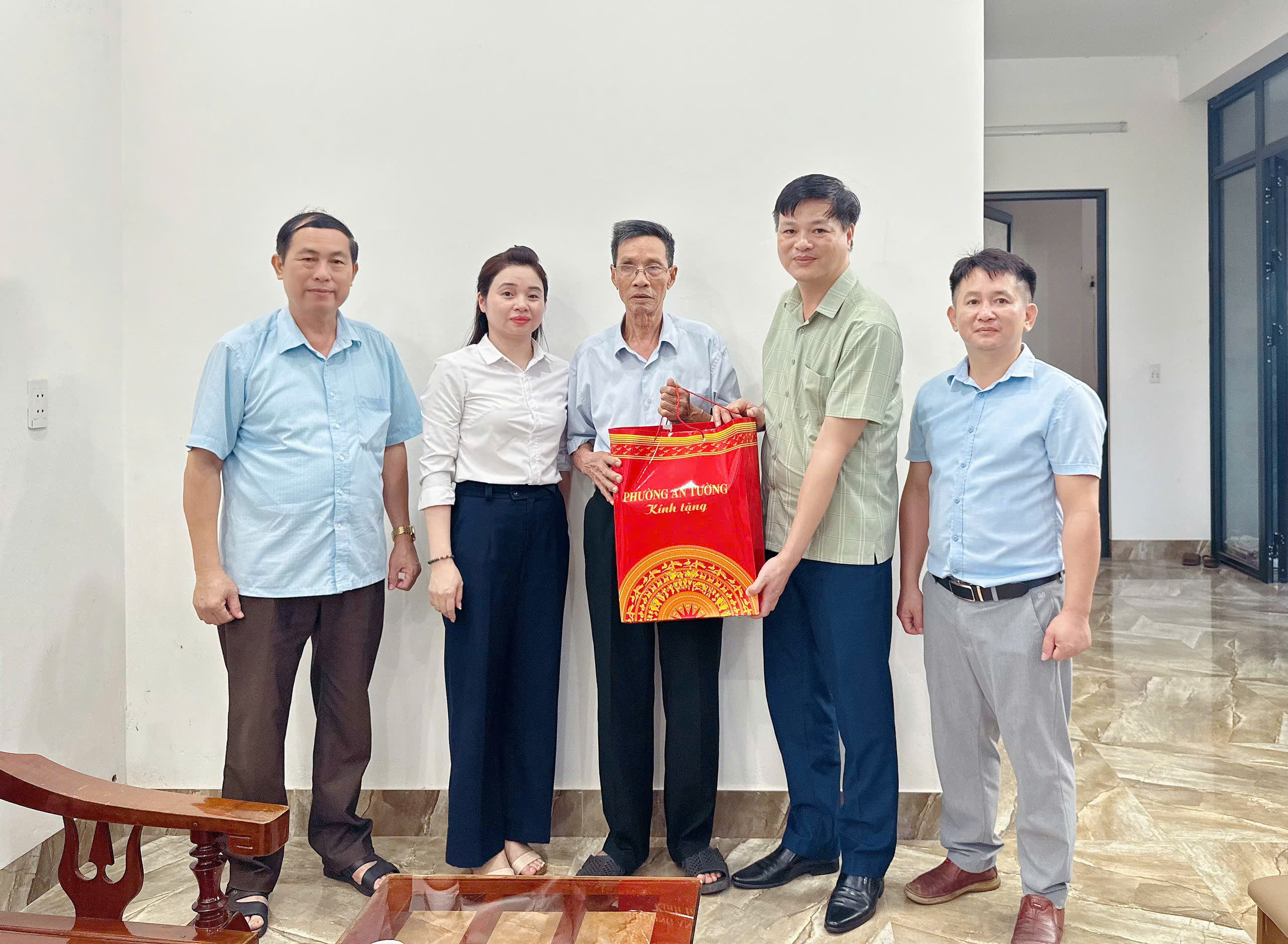 Đồng chí Đỗ Đình Đạt, Phó Bí thư Đảng ủy, Chủ tịch UBND phường An Tường thăm, tặng quà các gia đình chính sách trên địa bàn