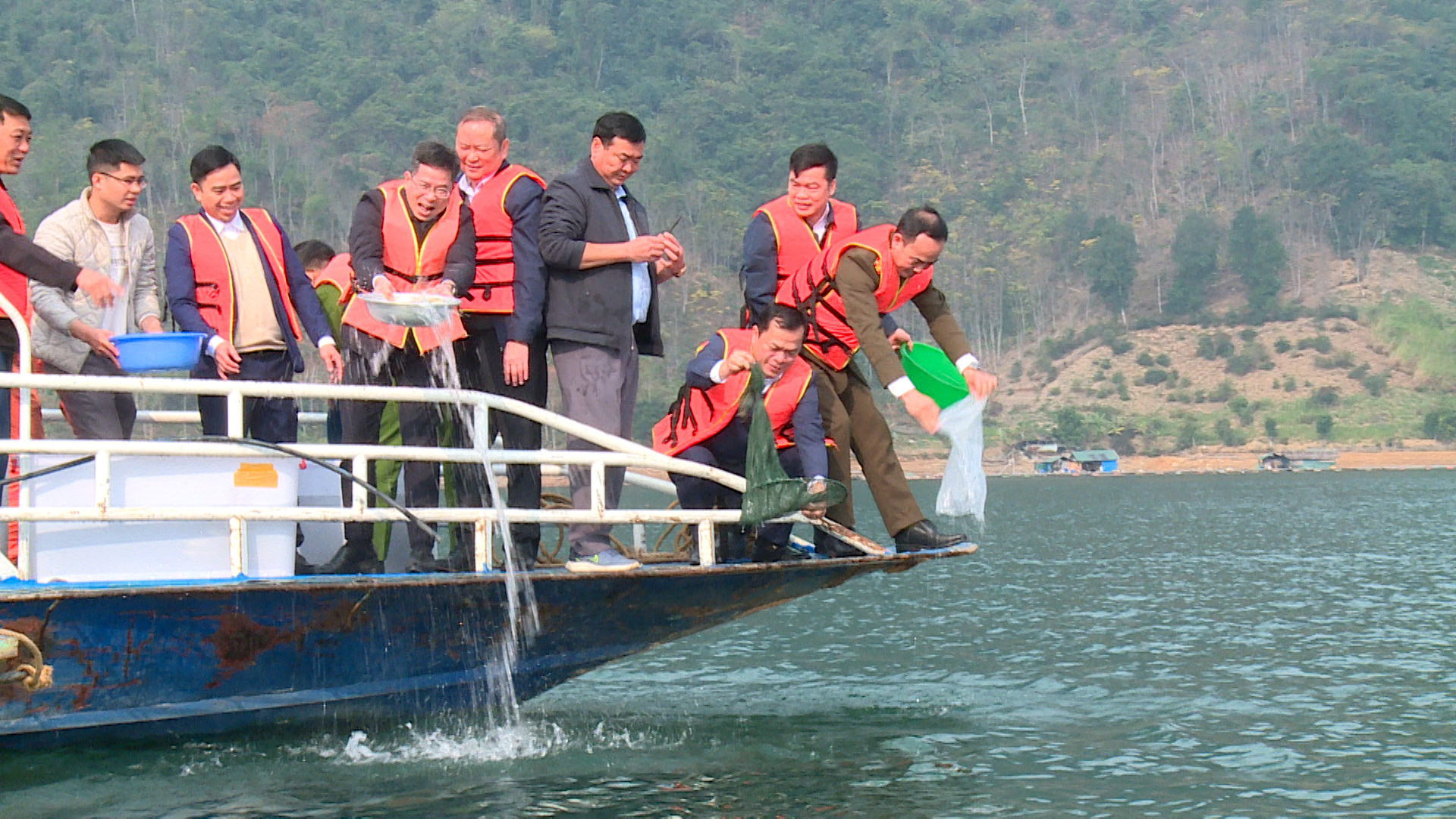 Tổ chức Lễ thả cá giống tái tạo nguồn lợi thủy sản nhân kỷ niệm 80 năm Ngày truyền thống ngành Nông nghiệp và Môi trường