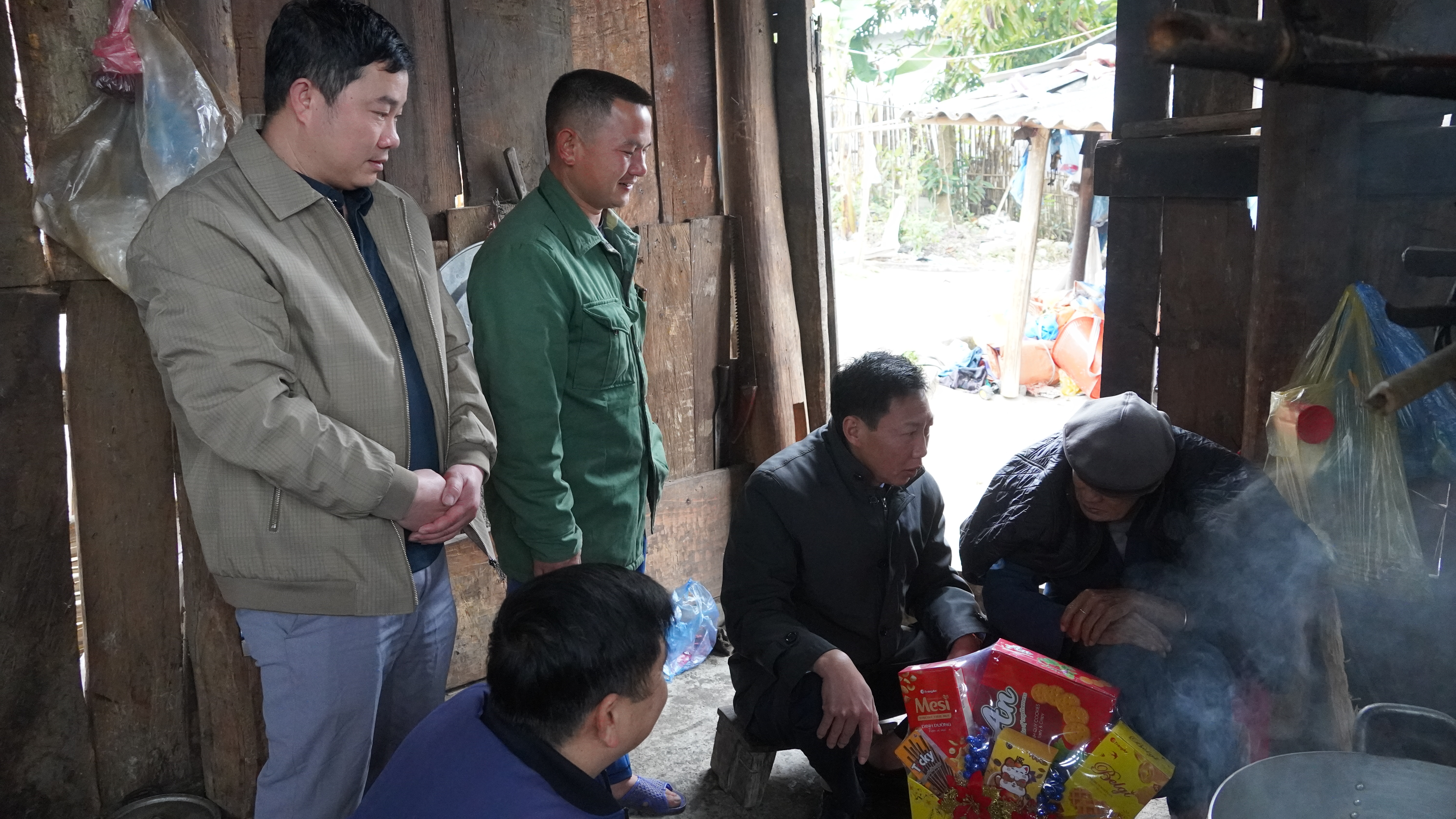 Bí thư Đảng ủy xã thăm, chúc Tết cụ ông cao tuổi nhân dịp Tết Nguyên đán