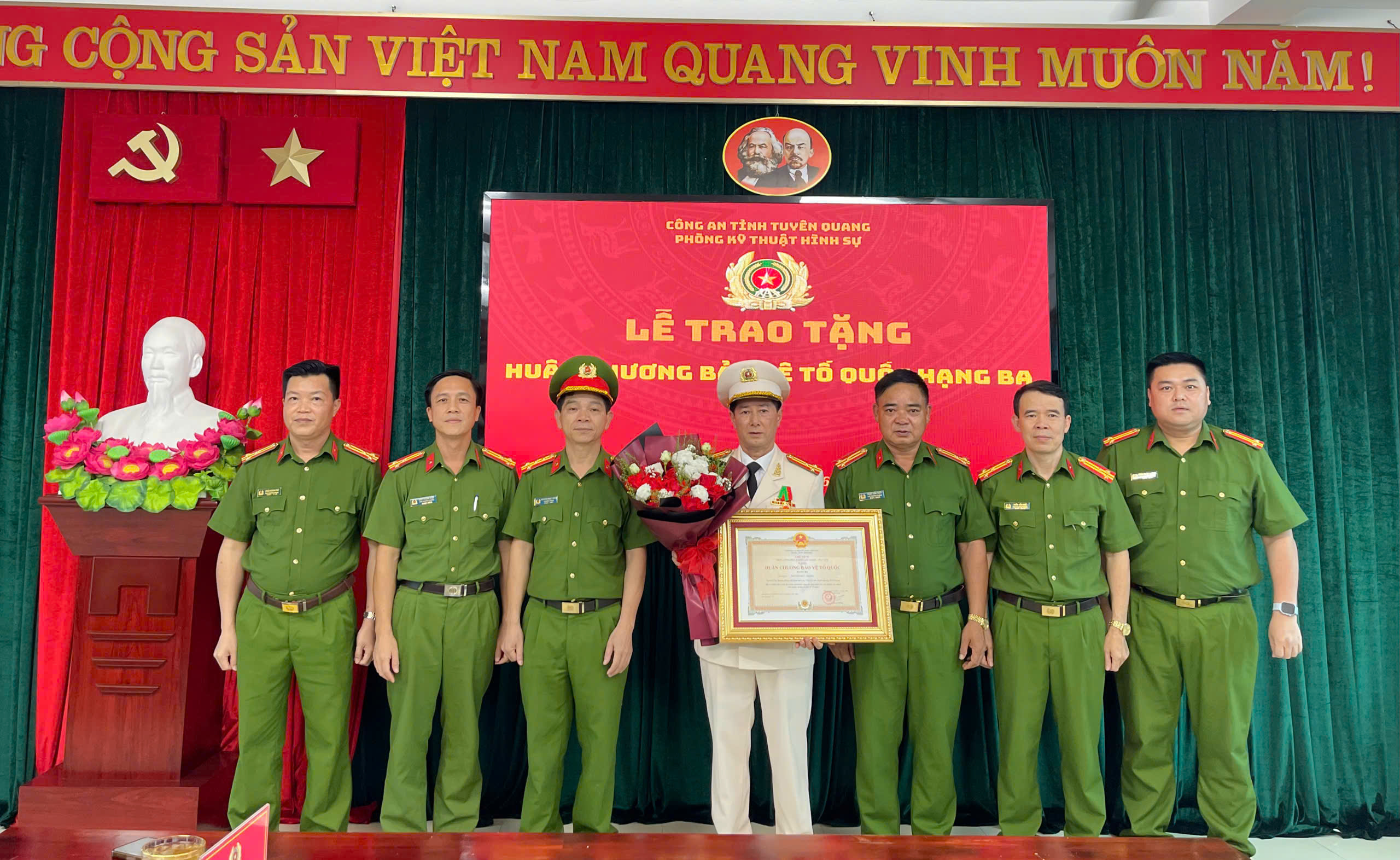 PHÒNG KỸ THUẬT HÌNH SỰ TỔ CHỨC LỄ TRAO TẶNG HUÂN CHƯƠNG BẢO VỆ AN NINH TỔ QUỐC VÀ CÔNG BỐ QUYẾT ĐỊNH THĂNG CẤP BẬC HÀM, NÂNG BẬC LƯƠNG CAND NĂM 2026