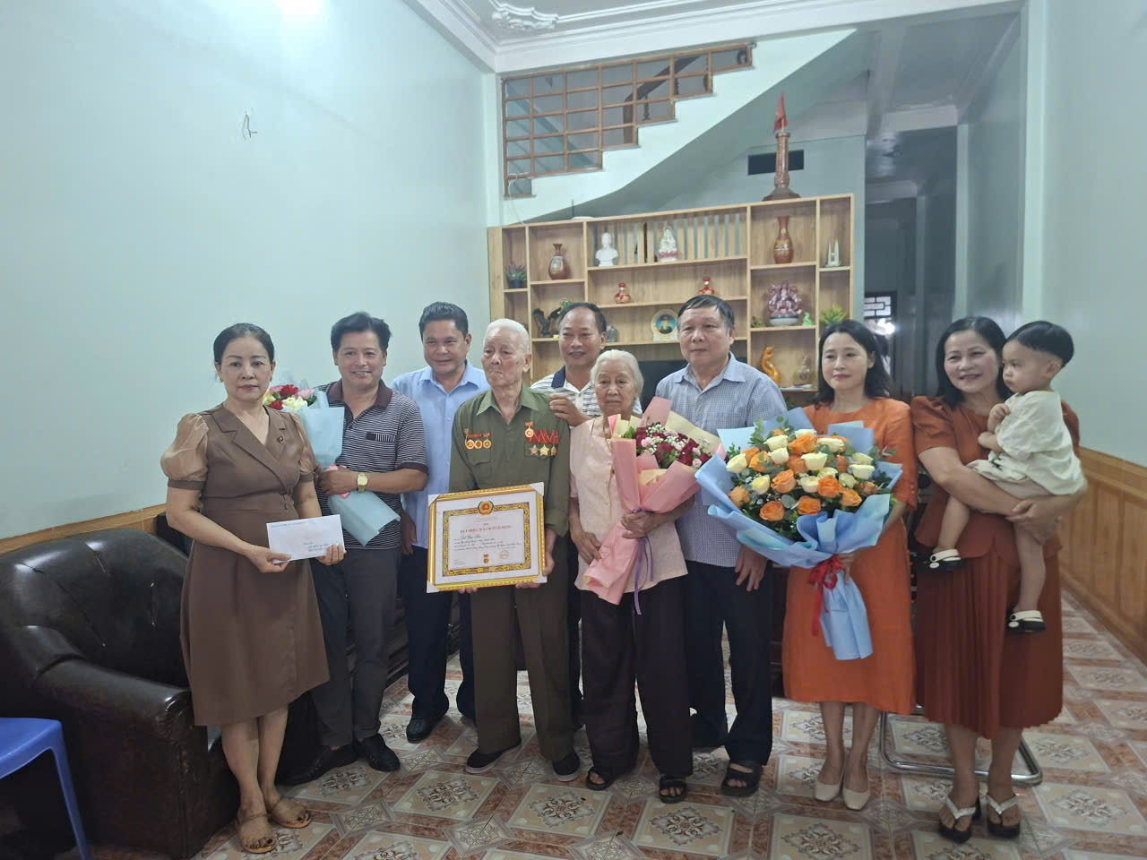 Bí thư Đảng ủy phường Hà Giang 2, Vàng Seo Cón trao Huy hiệu 70 năm tuổi Đảng cho đảng viên lão thành