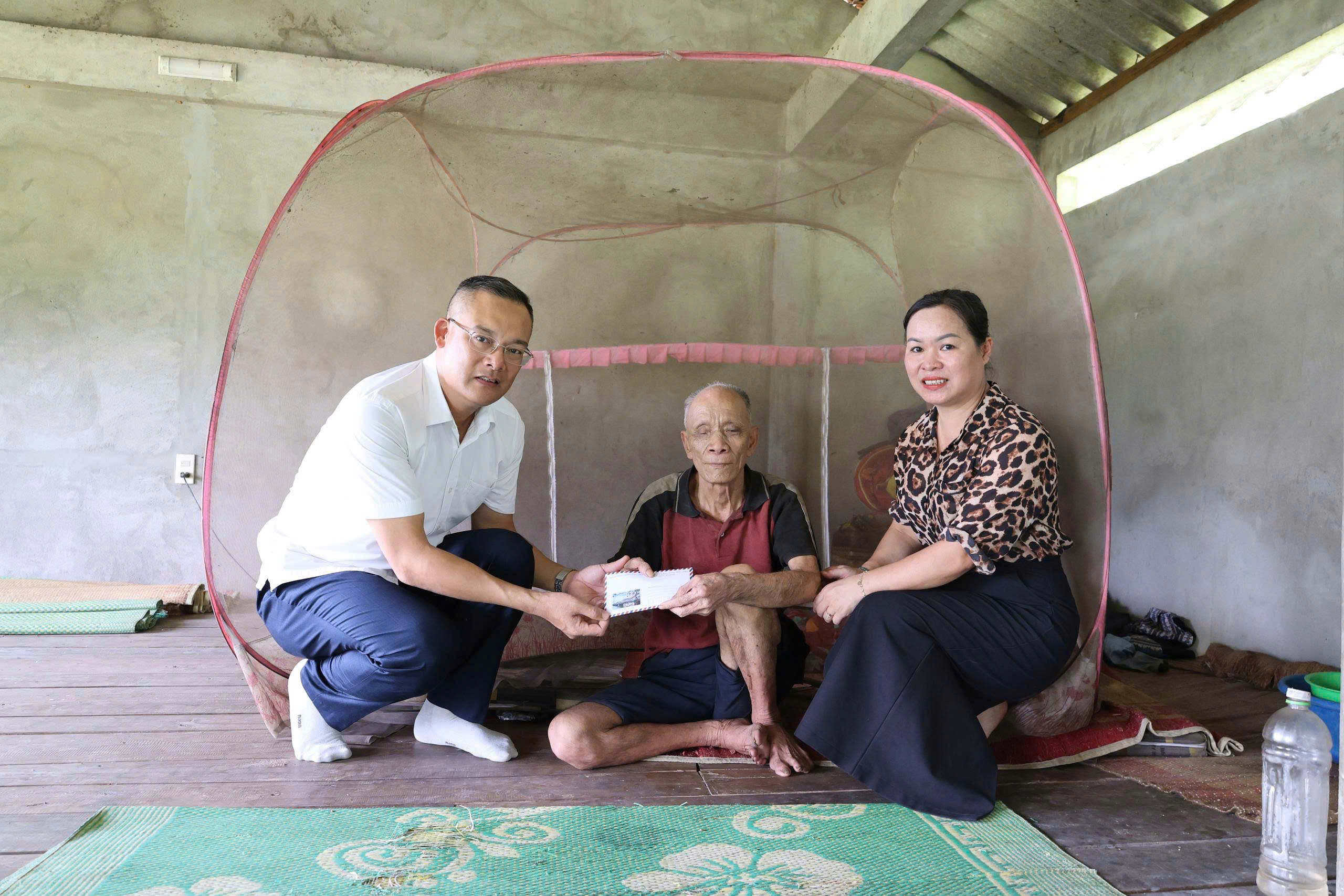 (Quang Bình – Tuyên Quang) Lãnh đạo xã thăm hỏi, tặng quà người cao tuổi nhân Ngày Quốc tế Người cao tuổi