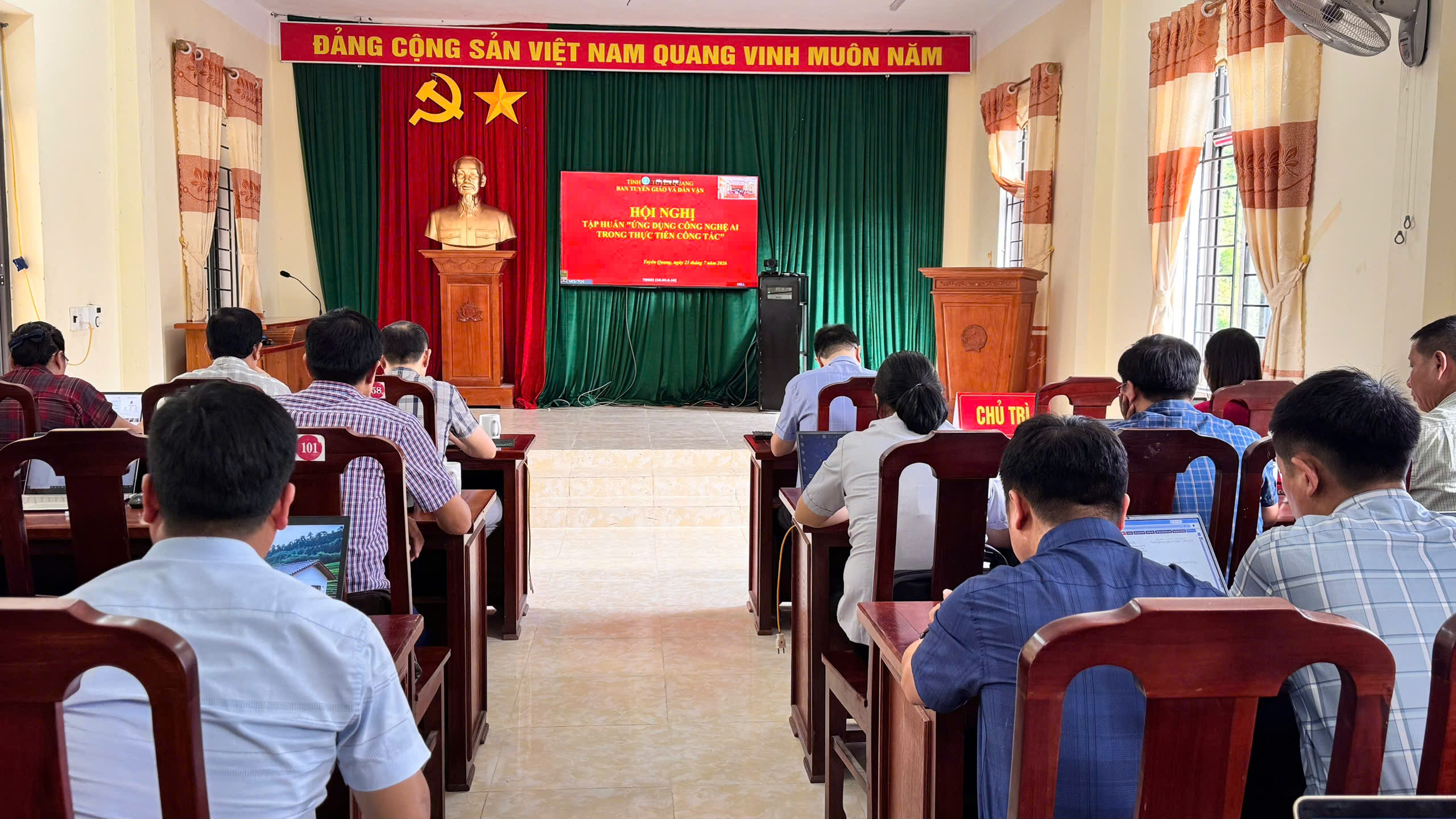 XÃ NẬM DỊCH THAM DỰ HỘI NGHỊ TẬP HUẤN ''ỨNG DỤNG CÔNG NGHỆ AI TRONG THỰC HIỆN CÔNG TÁC’’