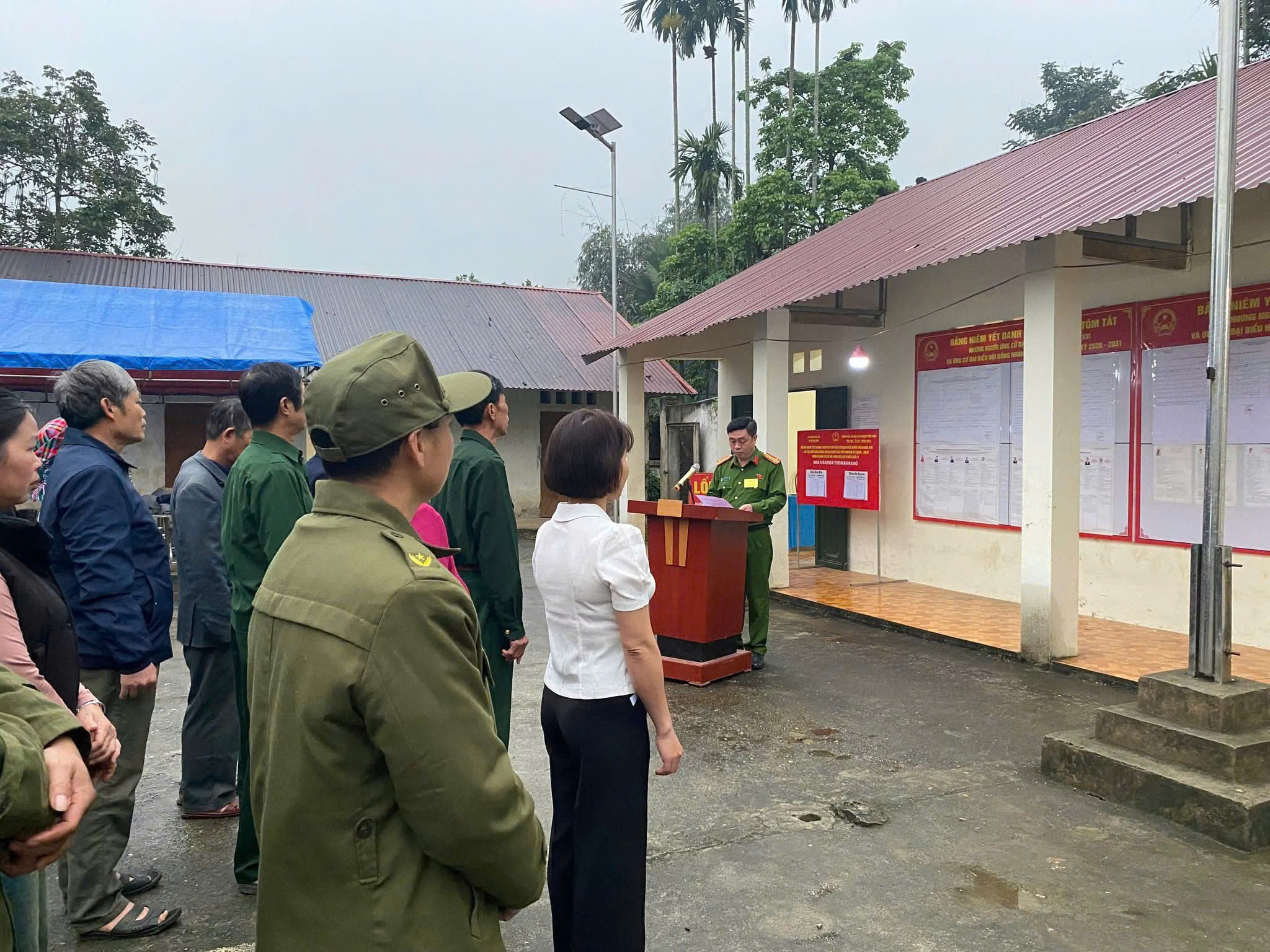 CÔNG AN XÃ PHÚ LINH TÍCH CỰC TRIỂN KHAI CÔNG TÁC ĐẢM BẢO ANTT HỖ TRỢ NHÂN DÂN THAM GIA NGÀY BẦU CỬ