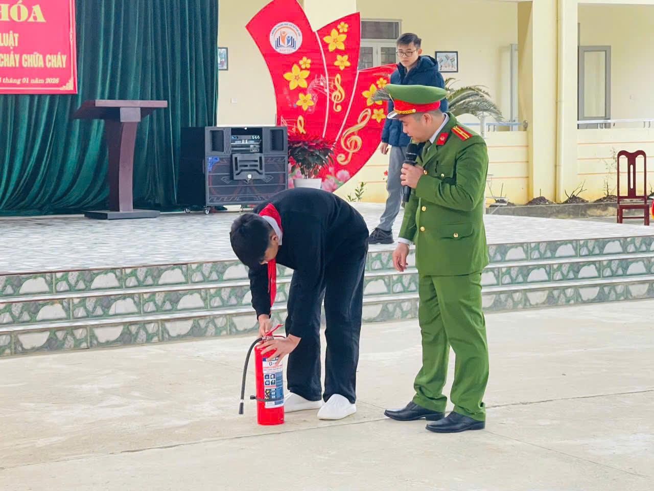 CÔNG AN XÃ PHÙ LƯU TỔ CHỨC TUYÊN TRUYỀN TRẢI NGHIÊM THỰC HÀNH PHÒNG CHÁY CHỮA CHÁY CHO CÁN BỘ, GIÁO VIÊN, HỌC SINH TRƯỜNG THCS PHÙ LƯU 