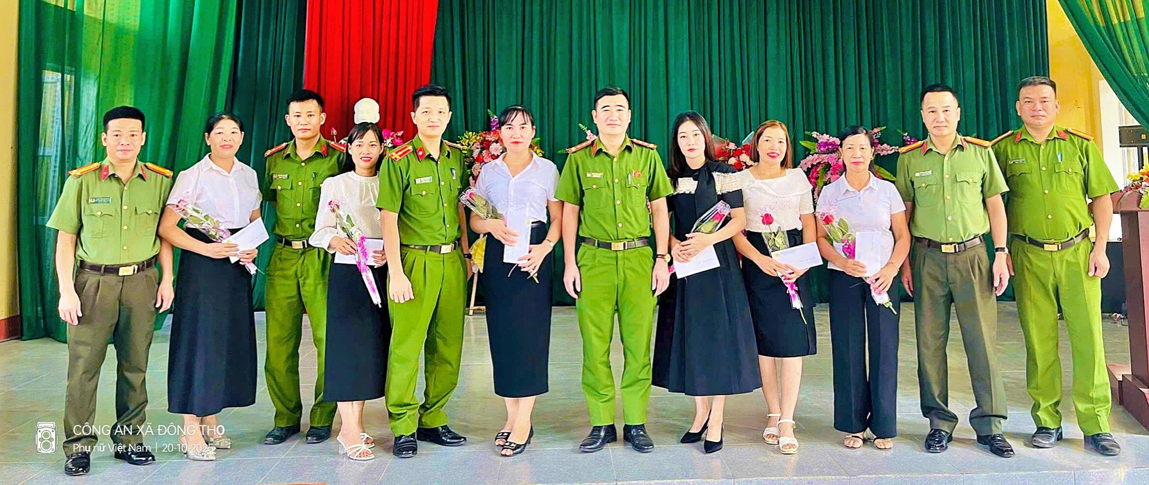 CÔNG AN XÃ ĐÔNG THỌ GẶP MẶT, TẶNG HOA THÀNH VIÊN NỮ TỔ AN NINH TRẬT TỰ