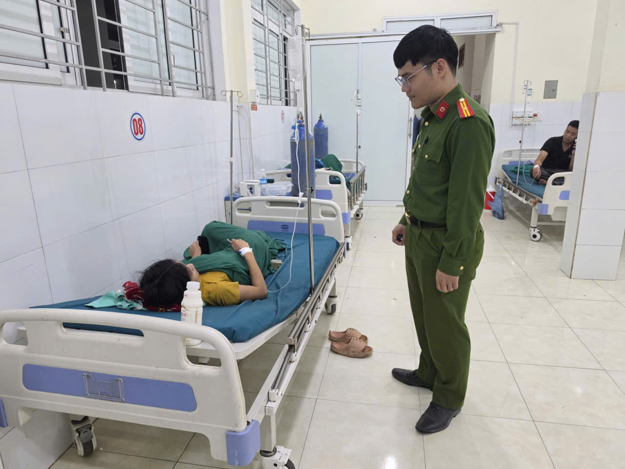 KỊP THỜI ĐƯA NGƯỜI DÂN ĐI CẤP CỨU TRONG ĐÊM