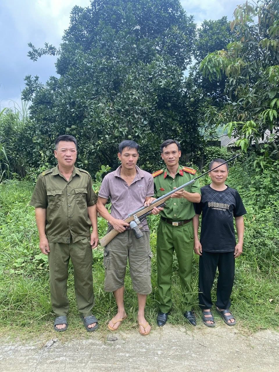 CÔNG AN XÃ BÌNH XA VẬN ĐỘNG NHÂN DÂN TỰ GIÁC GIAO NỘP VŨ KHÍ, VẬT LIỆU NỔ, CÔNG CỤ HỖ TRỢ VÀ PHÁO 