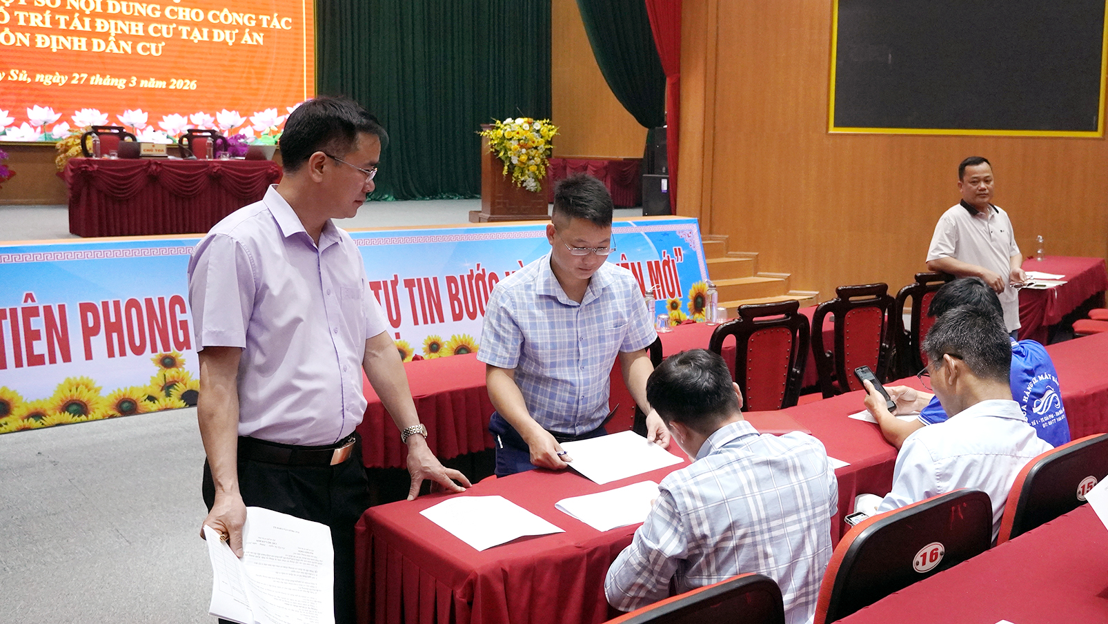 họp t&aacute;i định cư (1).JPG