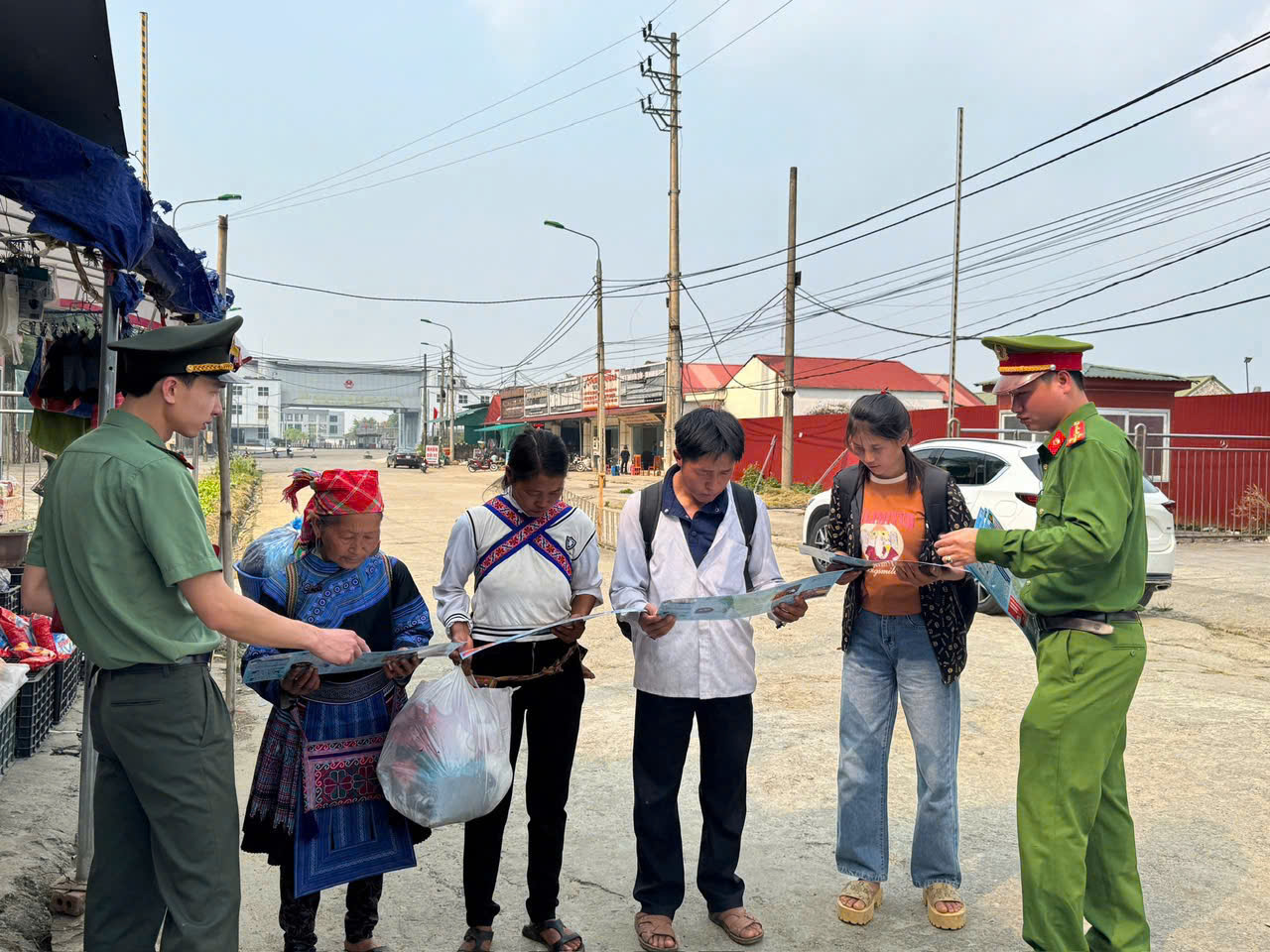 CÔNG AN XÃ XÍN MẦN TÍCH CỰC VẬN ĐỘNG NHÂN DÂN THAM GIA CÔNG TÁC PHÒNG CHỐNG XUẤT NHẬP CẢNH TRÁI PHÉP