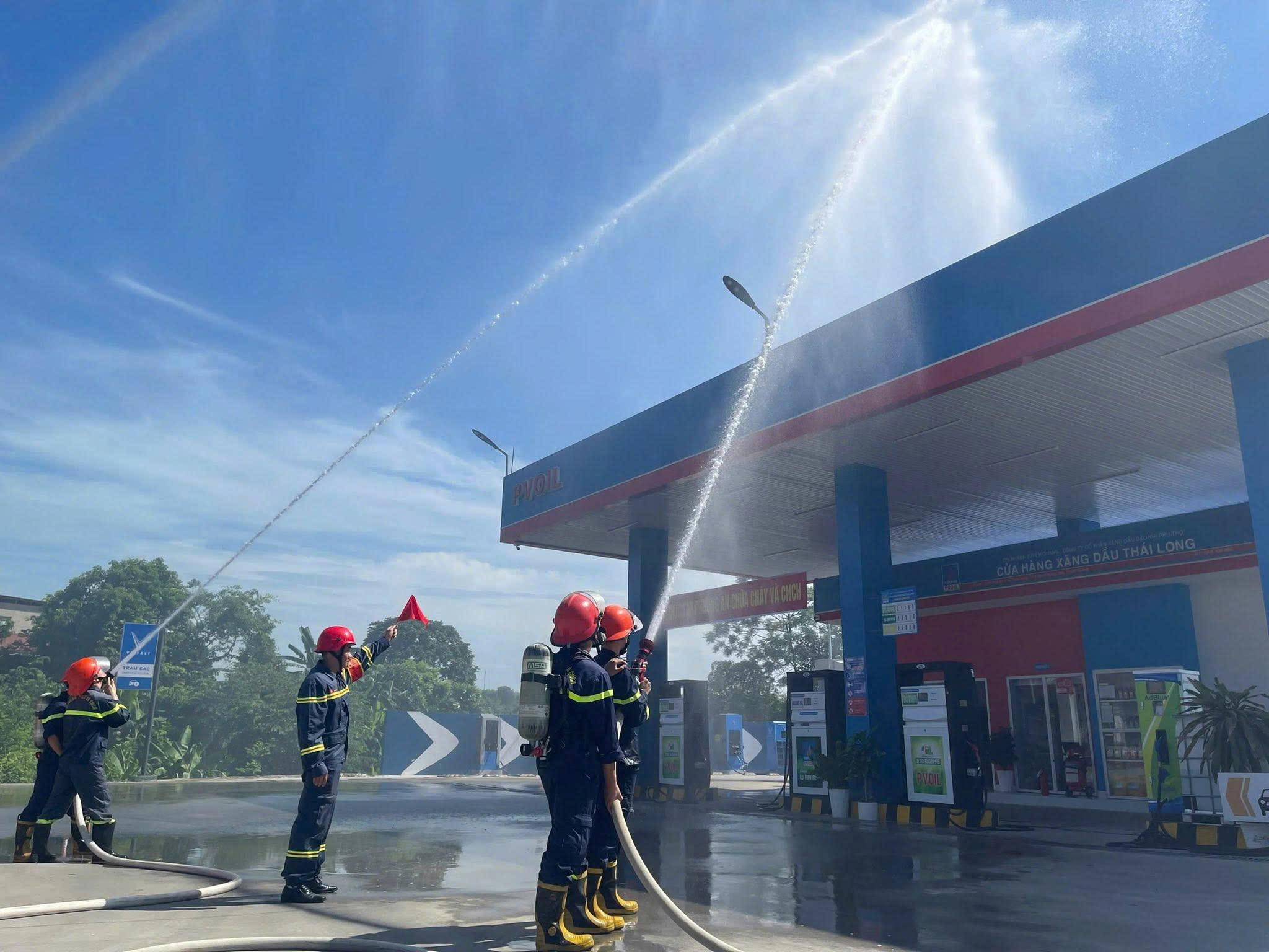 TĂNG CƯỜNG HUẤN LUYỆN NGHIỆP VỤ, THỰC TẬP PHƯƠNG ÁN CHỮA CHÁY ĐỐI VỚI CÁC CƠ SỞ NGUY HIỂM VỀ CHÁY, NỔ - CHỦ ĐỘNG ỨNG PHÓ, SẴN SÀNG XỬ LÝ MỌI TÌNH HUỐNG