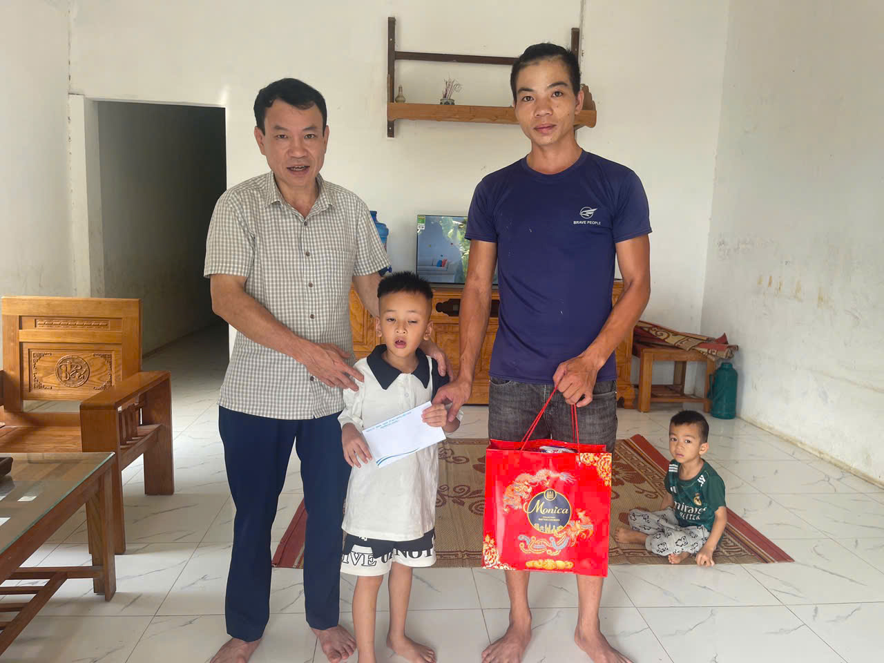 Chủ tịch UBMTTQ VN phường Hà Giang 1 tặng quà Tết Thiếu nhi 1/6 