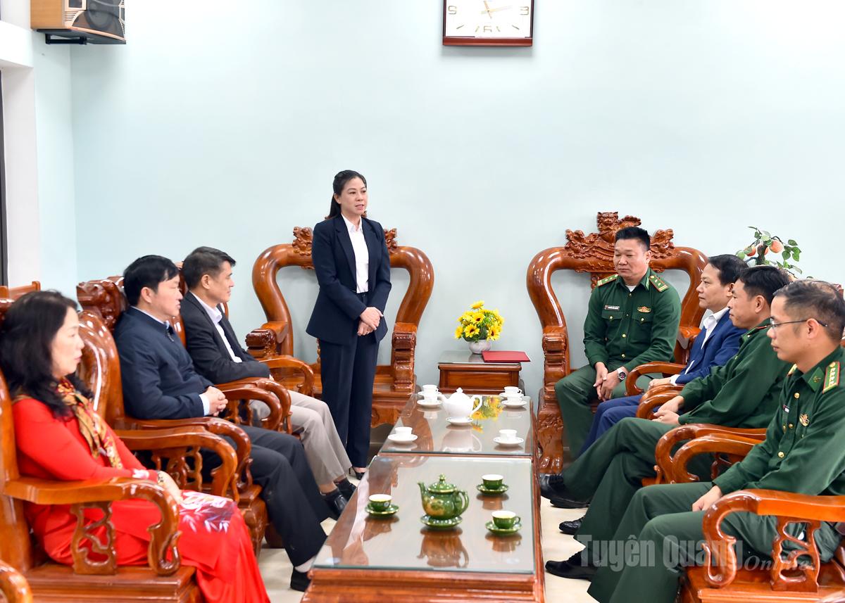 Đồng chí Lê Thị Kim Dung thăm, tặng quà cán bộ, chiến sĩ Đồn Biên phòng Phó Bảng
