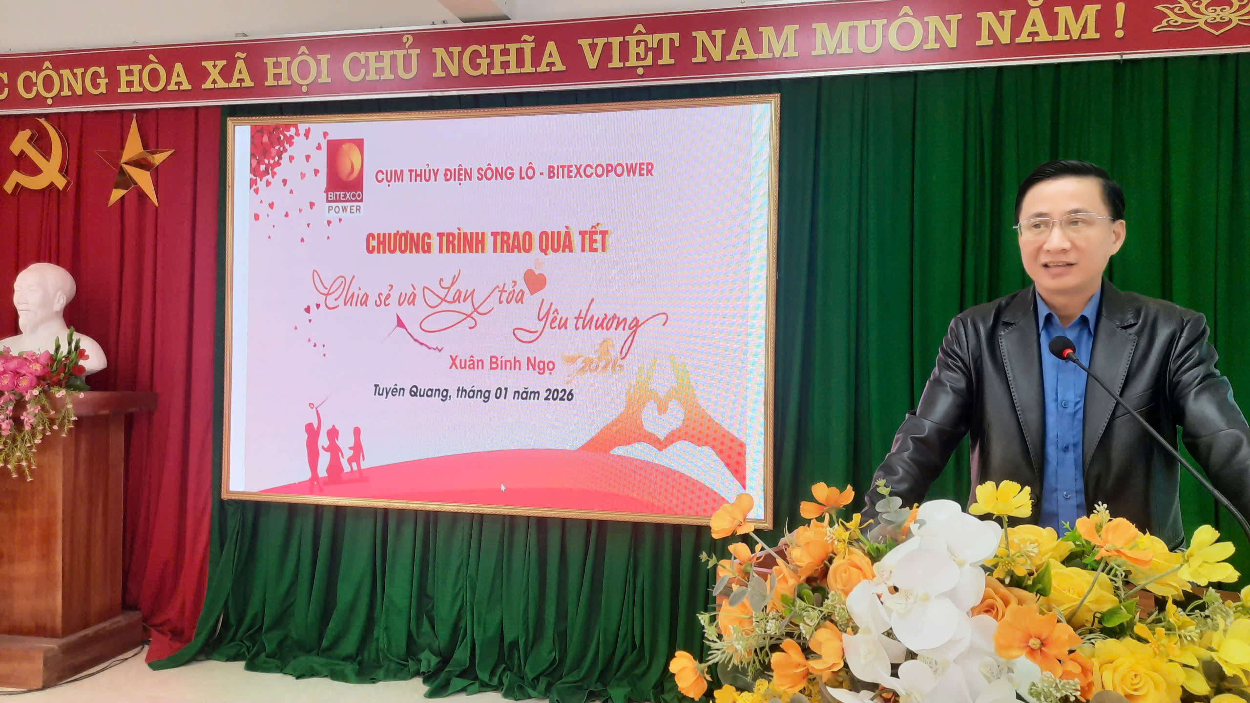 CÔNG TY TNHH XUÂN THIỆN, HÀ GIANG, CỤM THỦY ĐIỆN SÔNG LÔ BITEXCOMPOWER TẶNG QUÀ TẾT CHO HỘ NGHÈO, CẬN NGHÈO TRÊN ĐỊA BÀN XÃ BẰNG HÀNH