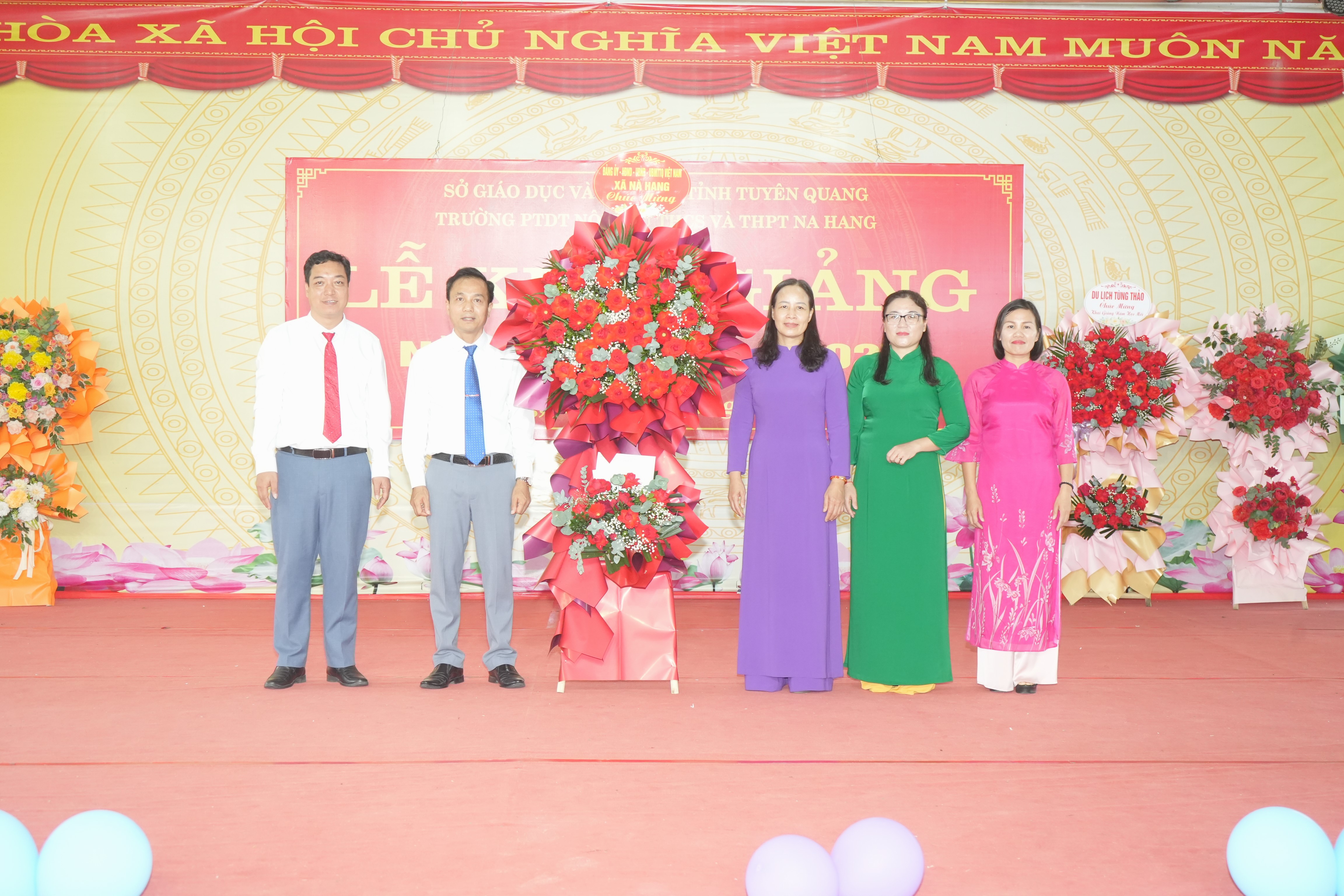 Đồng chí Nguyễn Thị Mến, Phó Bí thư Thường trực Đảng ủy, Giám đốc Trung tâm Chính trị Nà Hang đã đến dự Lễ khai giảng năm học 2026-2027 tại Trường Phổ thông Dân tộc Nội trú THCS&THPT Nà Hang.