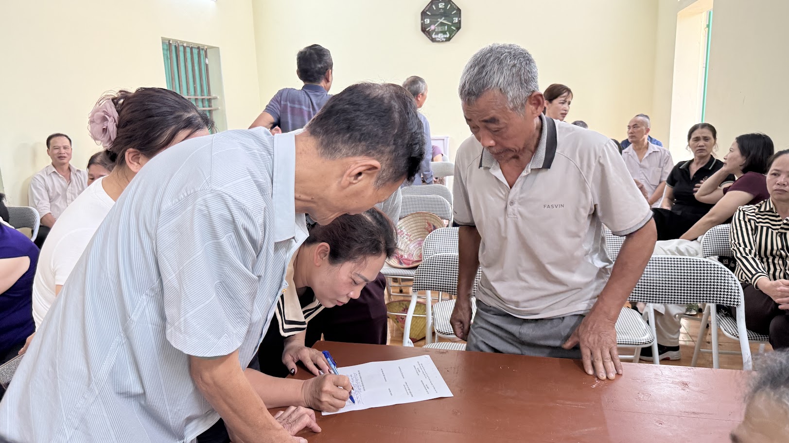 UBND xã Tân Quang Họp phổ biến, tiếp nhận ý kiến về công tác thu hồi đất (phần thu hồi bổ sung) để thực hiện dự án: Thủy điện Sông lô 4