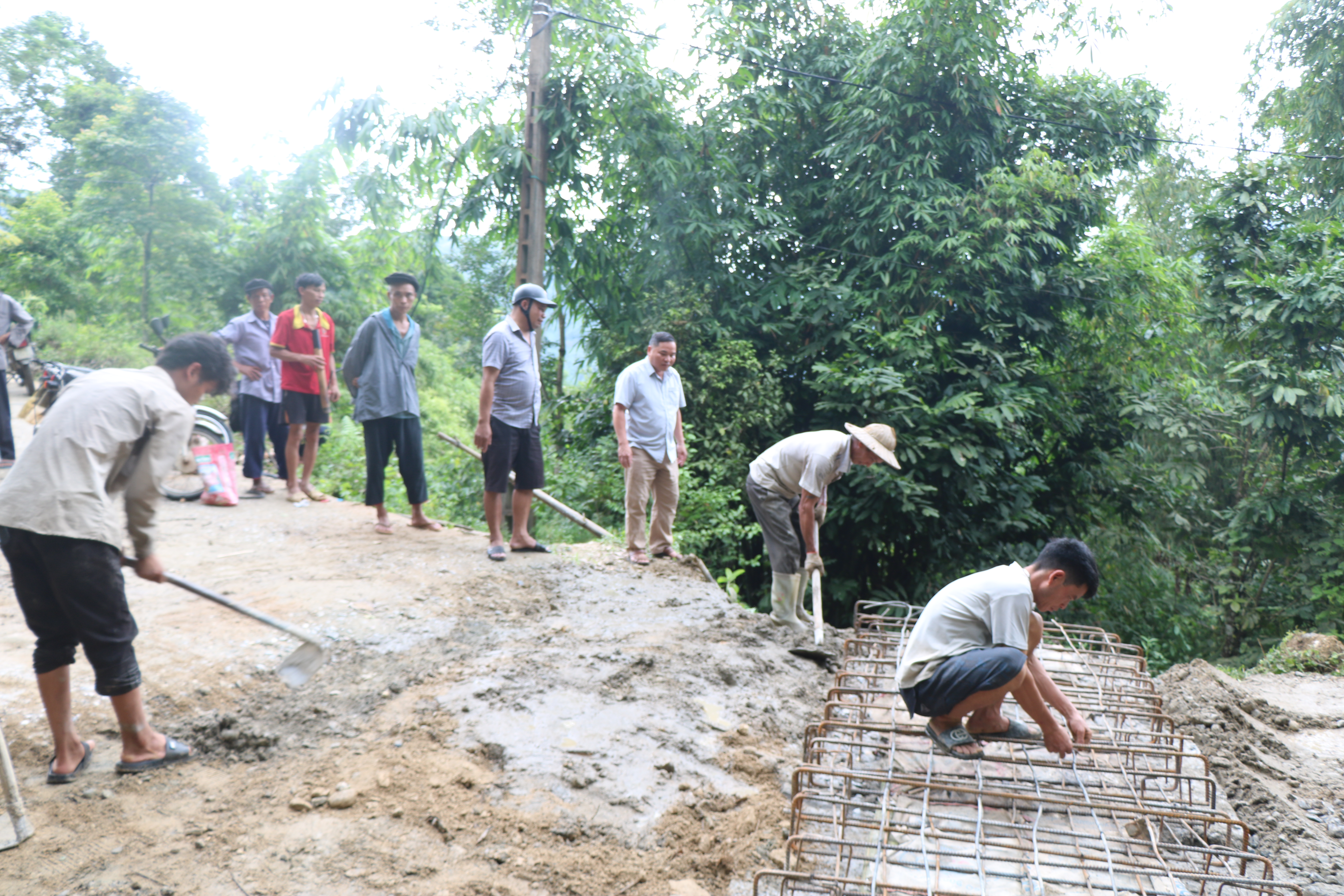 Phó Chủ tịch UBND xã kiểm tra tiến độ thi công tuyến đường nông thôn thôn Cao Sơn