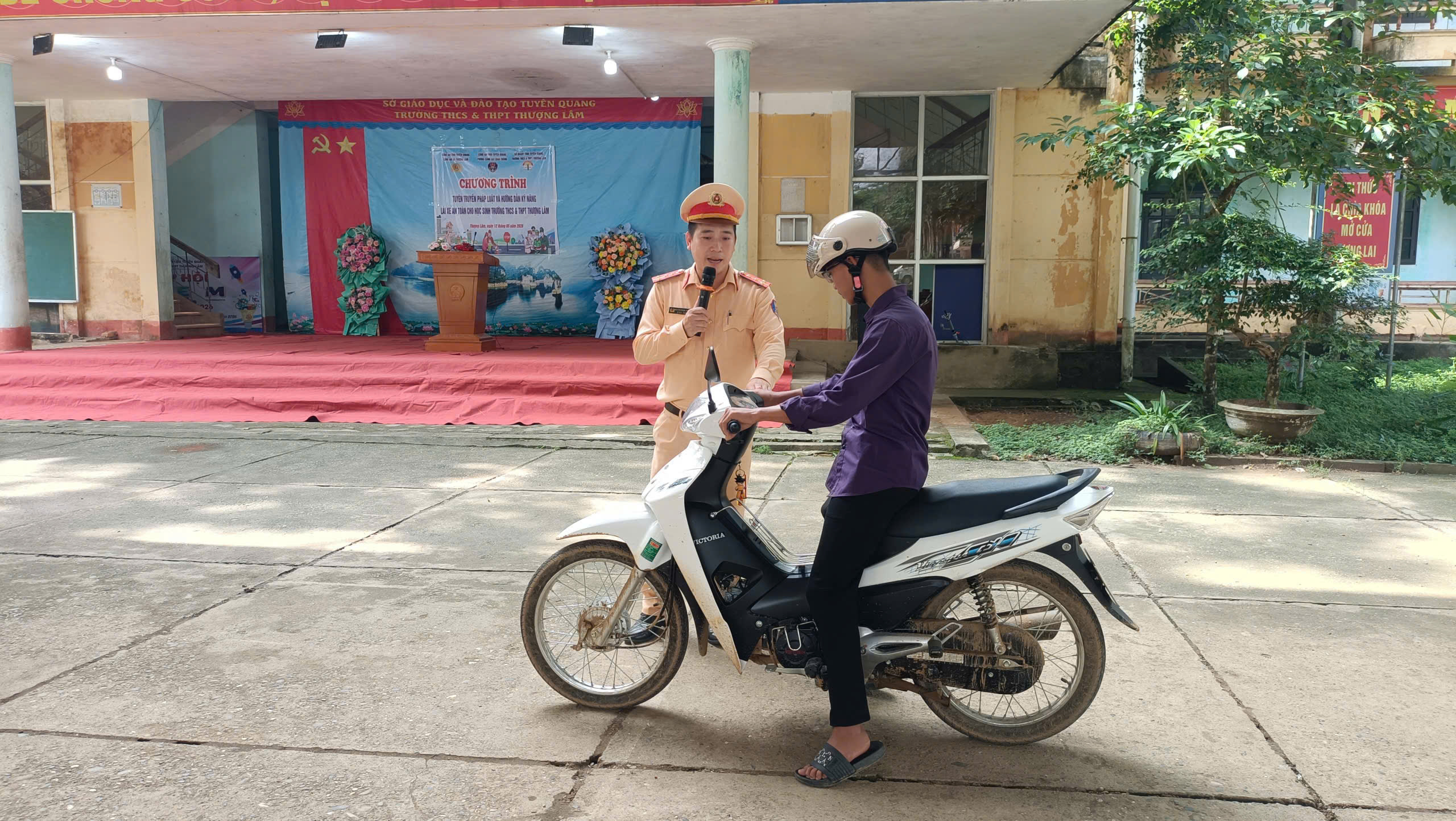 CÔNG AN XÃ THƯỢNG LÂM TUYÊN TRUYỀN AN TOÀN GIAO THÔNG CHO HỌC SINH