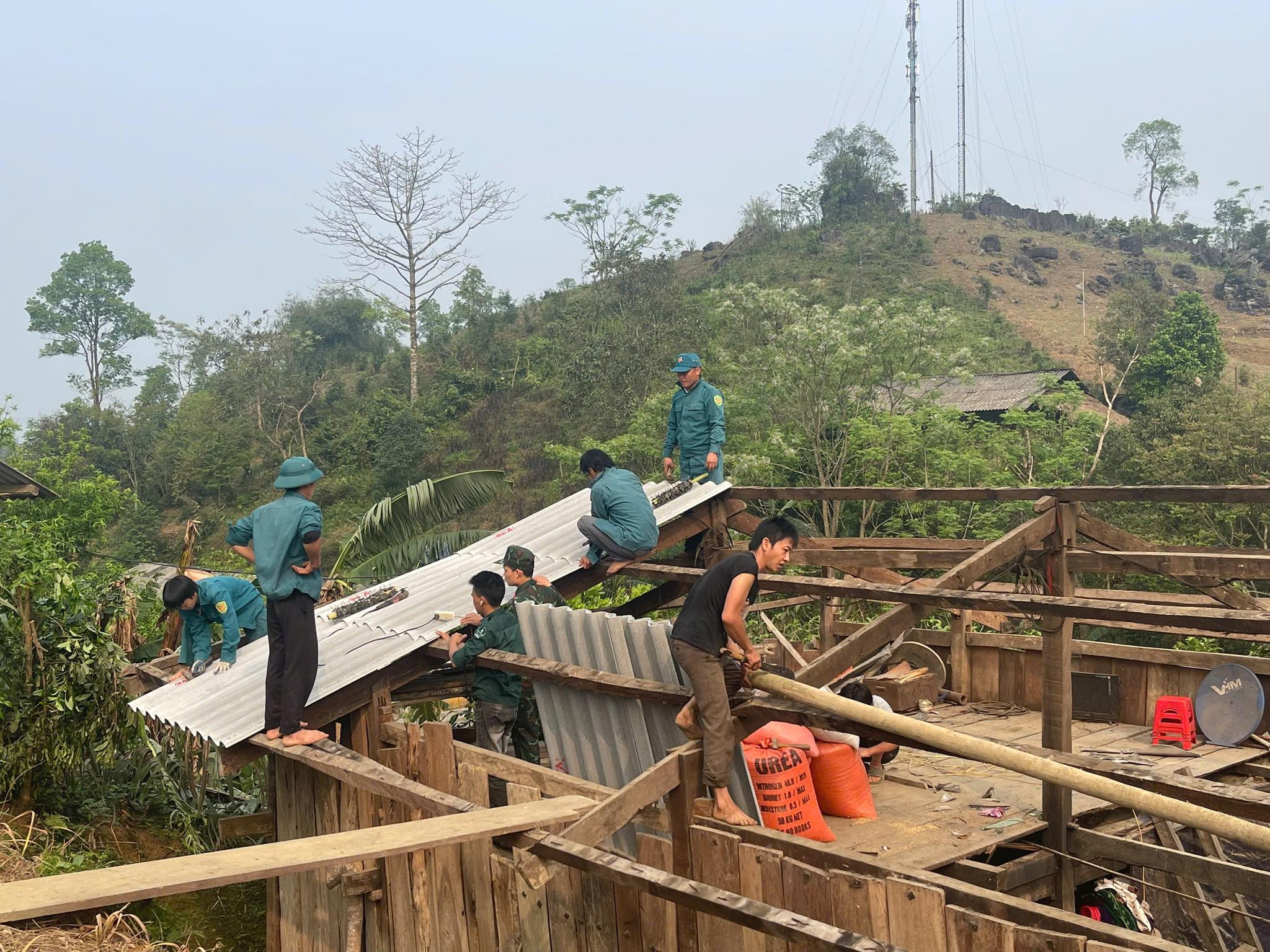 Lực lượng dân quân xã hỗ trợ nhân dân khắc phục hậu quả sau thiên tai