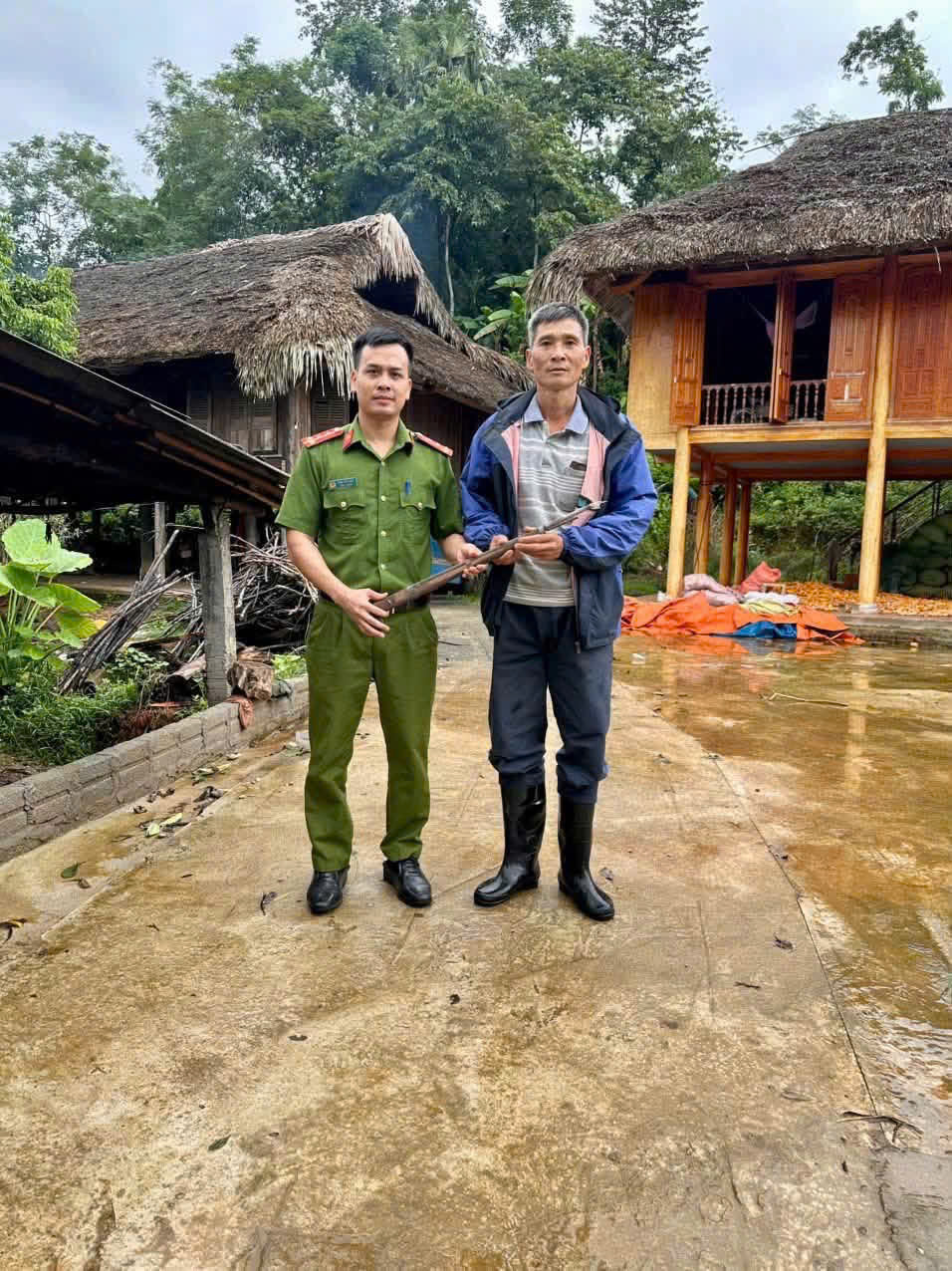 CÔNG AN XÃ TÂN TRỊNH ĐẨY MẠNH TUYÊN TRUYỀN, VẬN ĐỘNG NHÂN DÂN GIAO NỘP VŨ KHÍ, VẬT LIỆU NỔ, CÔNG CỤ HỖ TRỢ