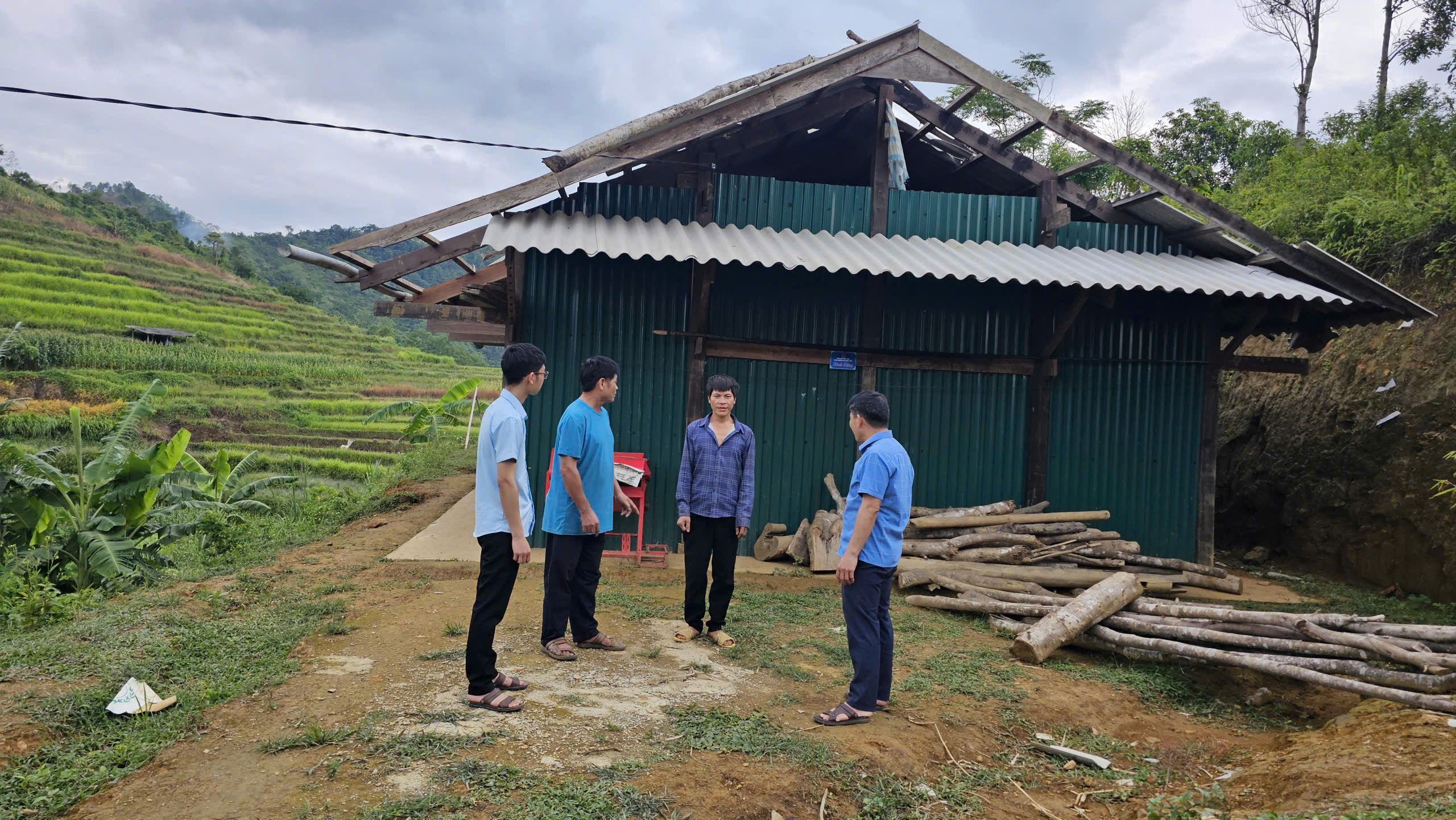 Ủy Ban Mặt trận Tổ quốc Việt nam xã Thượng Nông sẻ chia khó khăn cùng hộ dân bị tốc mái do thiên tai.
