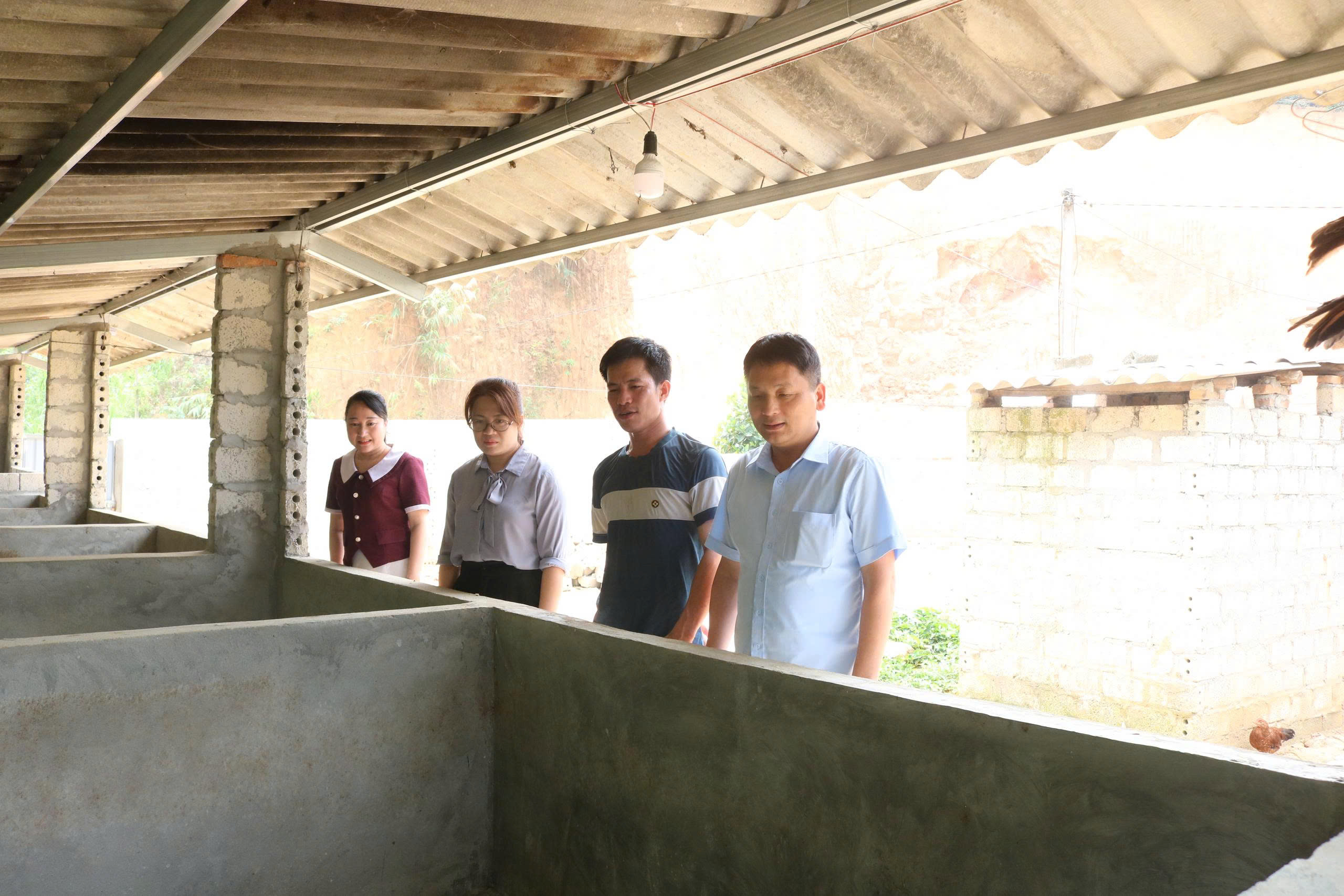 Đồng chí Chủ tịch UBND xã đi khảo sát mô hình chăn nuôi nhím