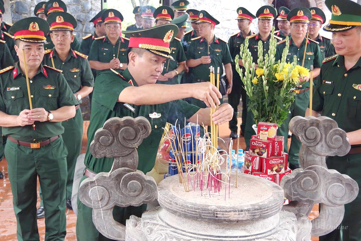 Thiếu tướng Nguyễn Đình Cương kiểm tra công tác tìm kiếm, quy tập hài cốt liệt sĩ, tặng quà gia đình chính sách