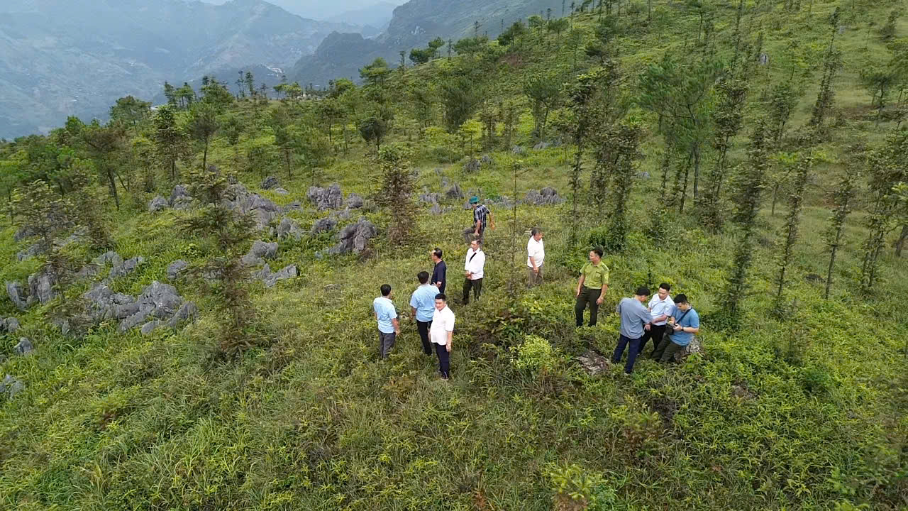 Đoàn công tác xã Khâu Vai khảo sát địa điểm có tiềm năng phát triển du lịch