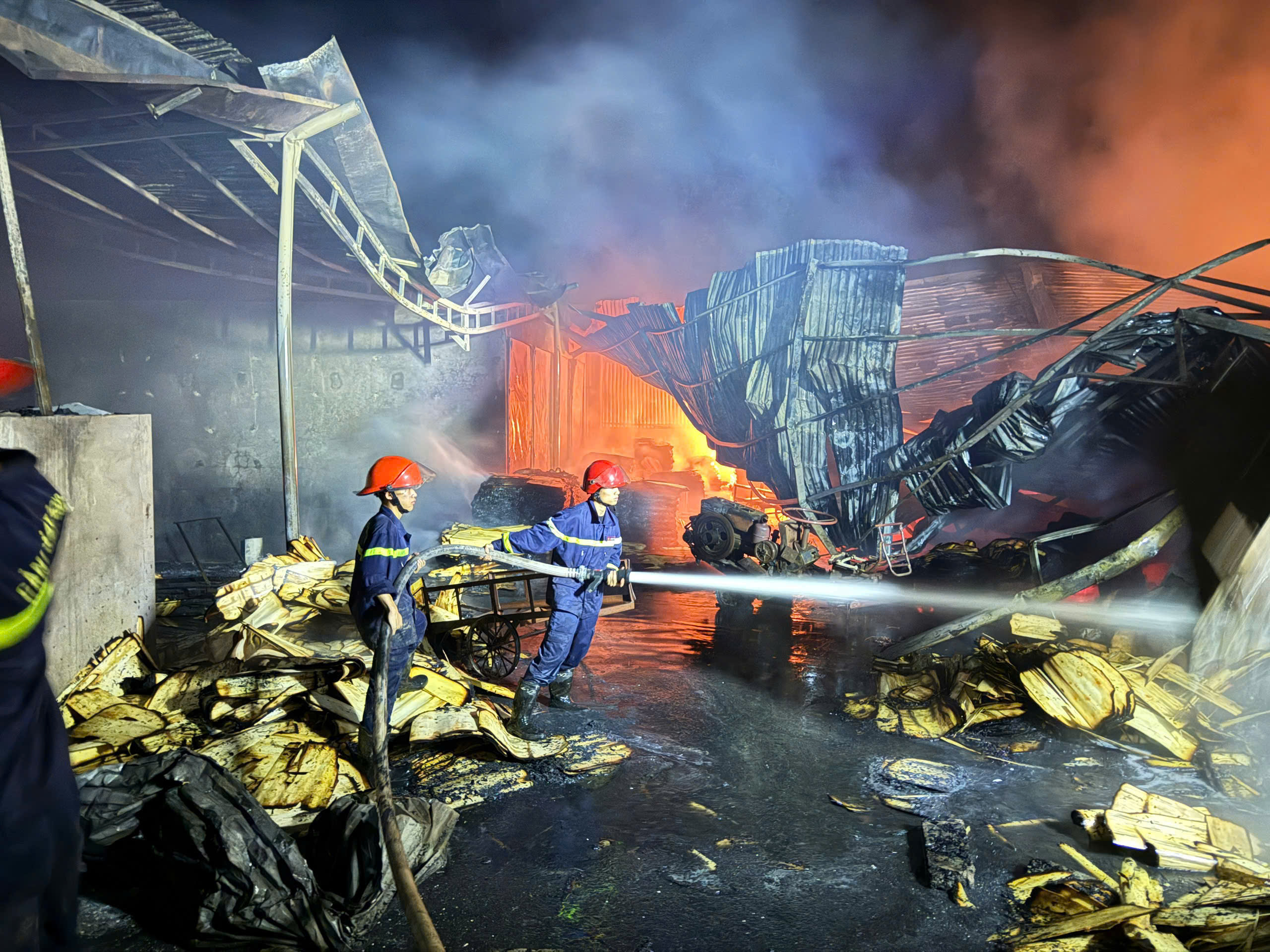 KỊP THỜI KHỐNG CHẾ ĐÁM CHÁY TẠI BÃI TẬP KẾT VÁN BÓC TRONG ĐÊM