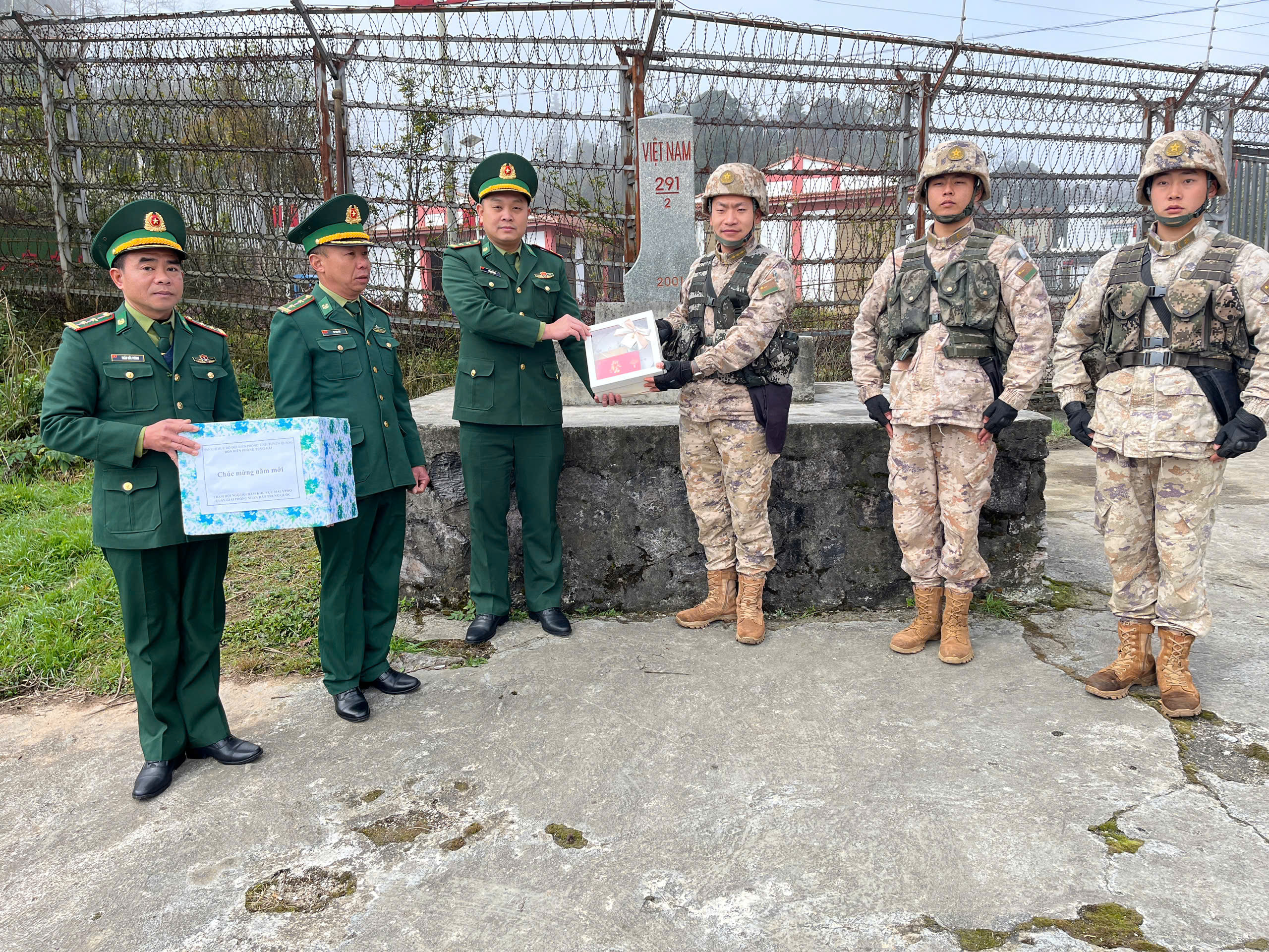 Gặp gỡ, chúc Tết lực lượng quản lý, bảo vệ biên giới Trung Quốc.