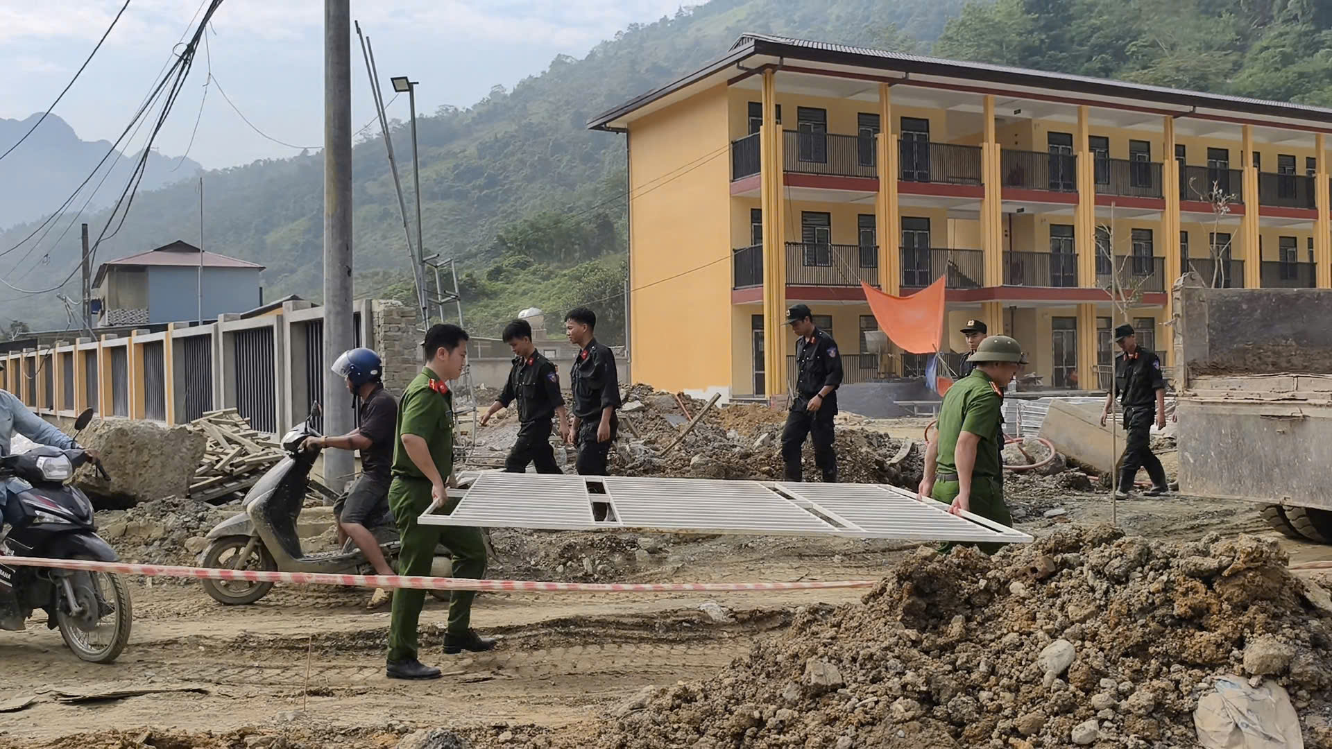 LỰC LƯỢNG CẢNH SÁT CƠ ĐỘNG VÀ CÔNG AN XÃ MINH TÂN HỖ TRỢ DỌN DẸP, CHUẨN BỊ VẬN HÀNH TRƯỜNG NỘI TRÚ LIÊN CẤP
