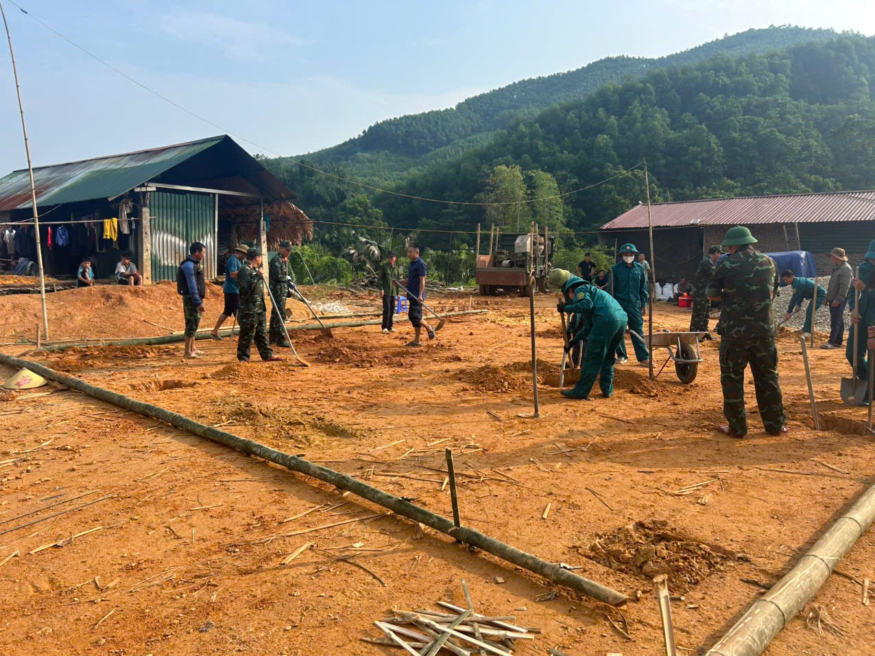 BAN CHỈ HUY QUÂN SỰ XÃ HÙNG ĐỨC CHUNG TAY HỖ TRỢ HỘ NGHÈO XÓA NHÀ TẠM