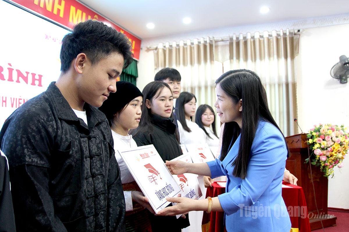 Trao 25 suất học bổng “Hạt giống Việt” cho sinh viên nghèo vượt khó