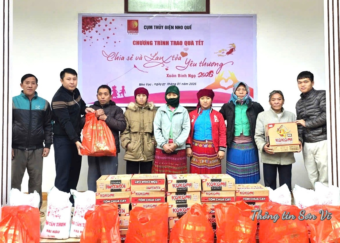 Cụm Thủy điện Nho Quế trao 300 suất quà Tết tặng người dân