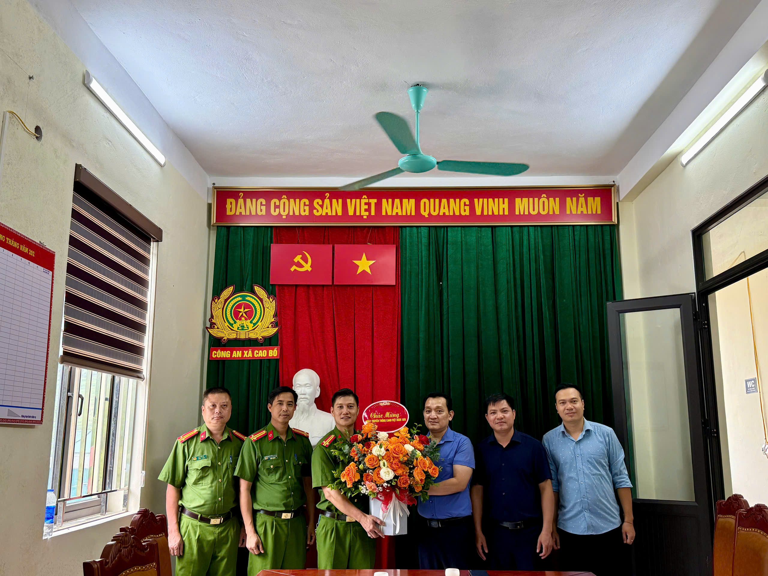 Lãnh đạo xã Cao Bồ thăm, chúc mừng Công an xã nhân ngày truyền thống công an nhân dân Việt Nam