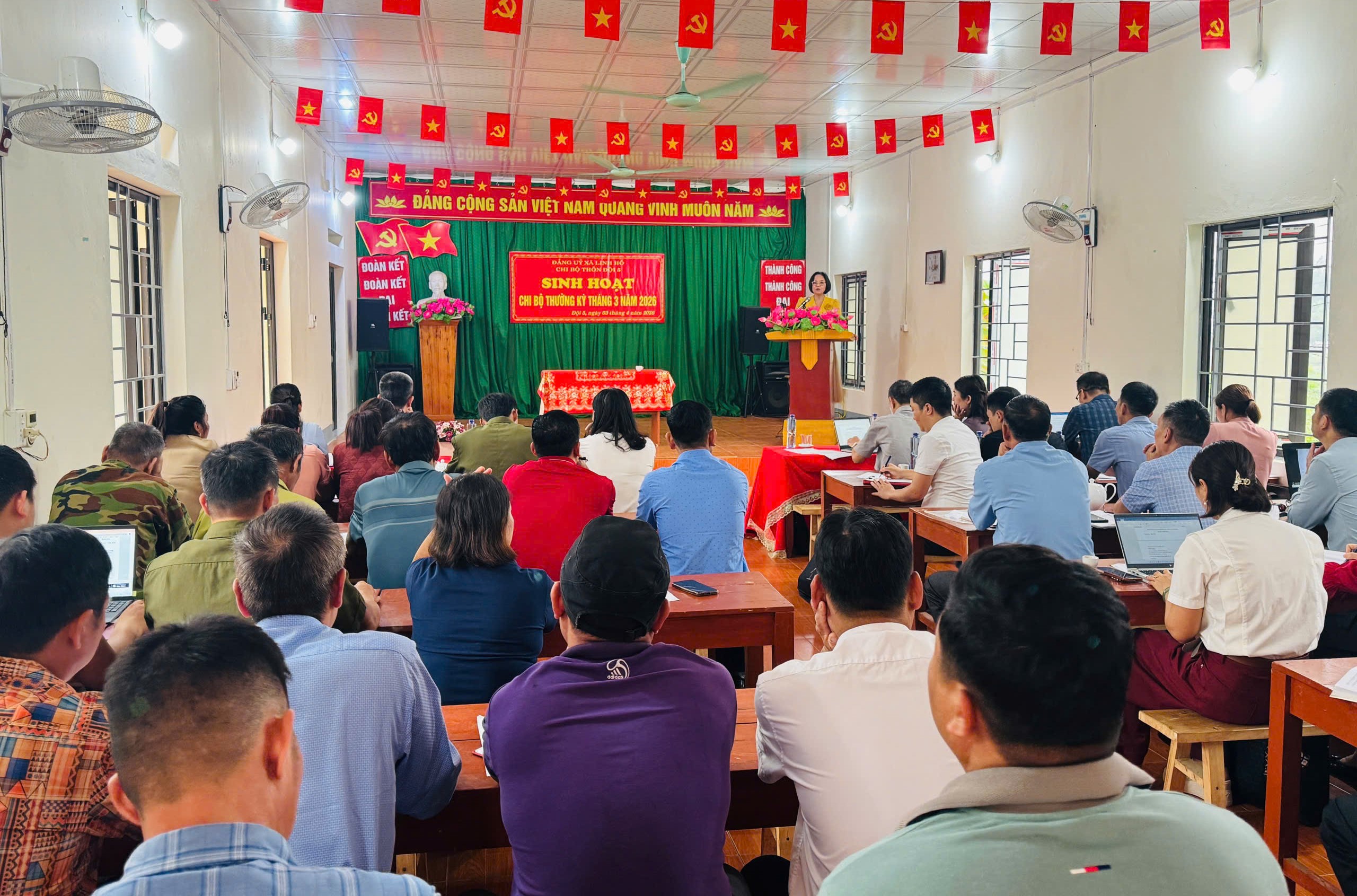 Đảng uỷ xã Linh Hồ tổ chức hội nghị sinh hoạt chi bộ luân phiên tại chi bộ thôn Đội 5