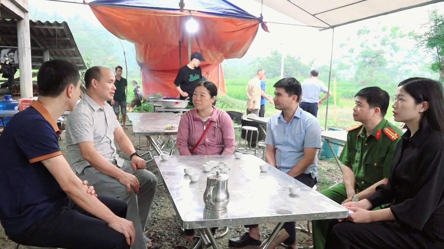 CÔNG AN XÃ BẮC QUANG THĂM HỎI, ĐỘNG VIÊN GIA ĐÌNH CÓ NẠN NHÂN TỬ VONG DO TAI NẠN GIAO THÔNG