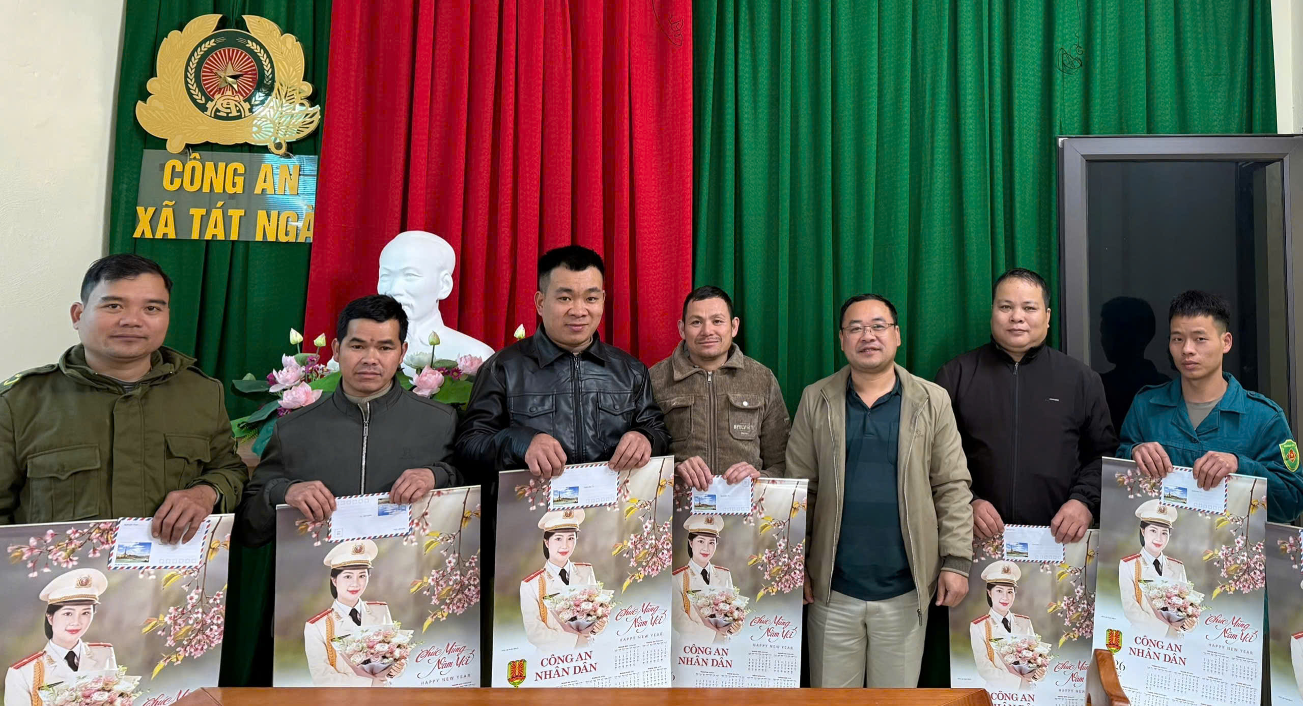 Xã Tát Ngà trao quà hỗ trợ trực Tết cho các tổ ANTT